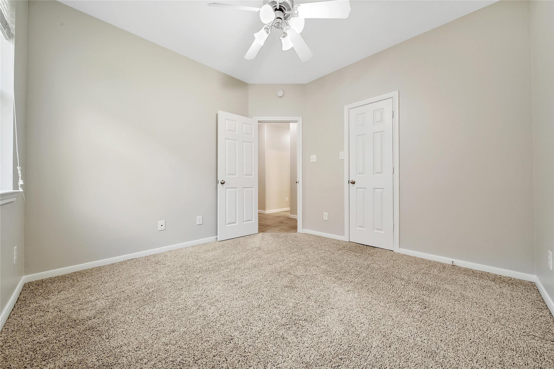 25604 Southwood Oaks Court, Porter, TX 77365 This split floorplan features secondary bedrooms that are spacious and bright. Two of the secondary bedrooms feature walk-in closets.