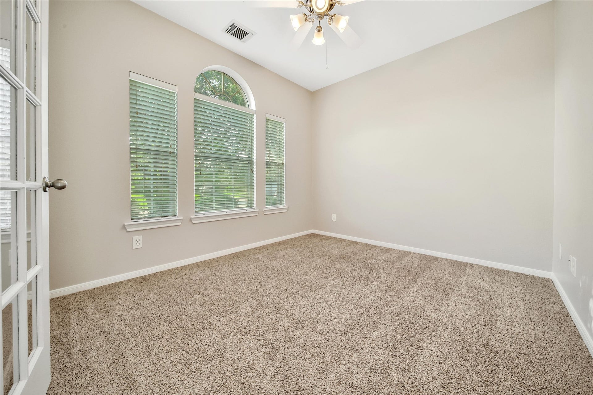 25604 Southwood Oaks Court, Porter, TX 77365 The study/flex room with french doors offers flexibility in how the space is used. Featuring a bright window to the front yard with views of the mature oak tree.