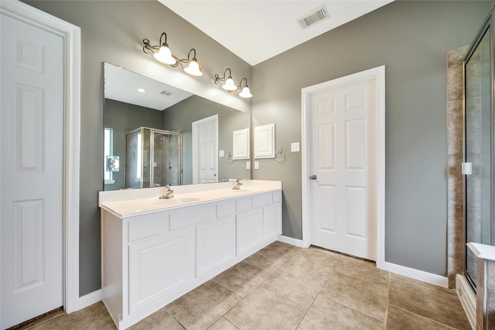 25604 Southwood Oaks Court, Porter, TX 77365 The Primary bathroom features double sinks on the spacious vanity with a huge mirror with overhead lighting and recessed.
