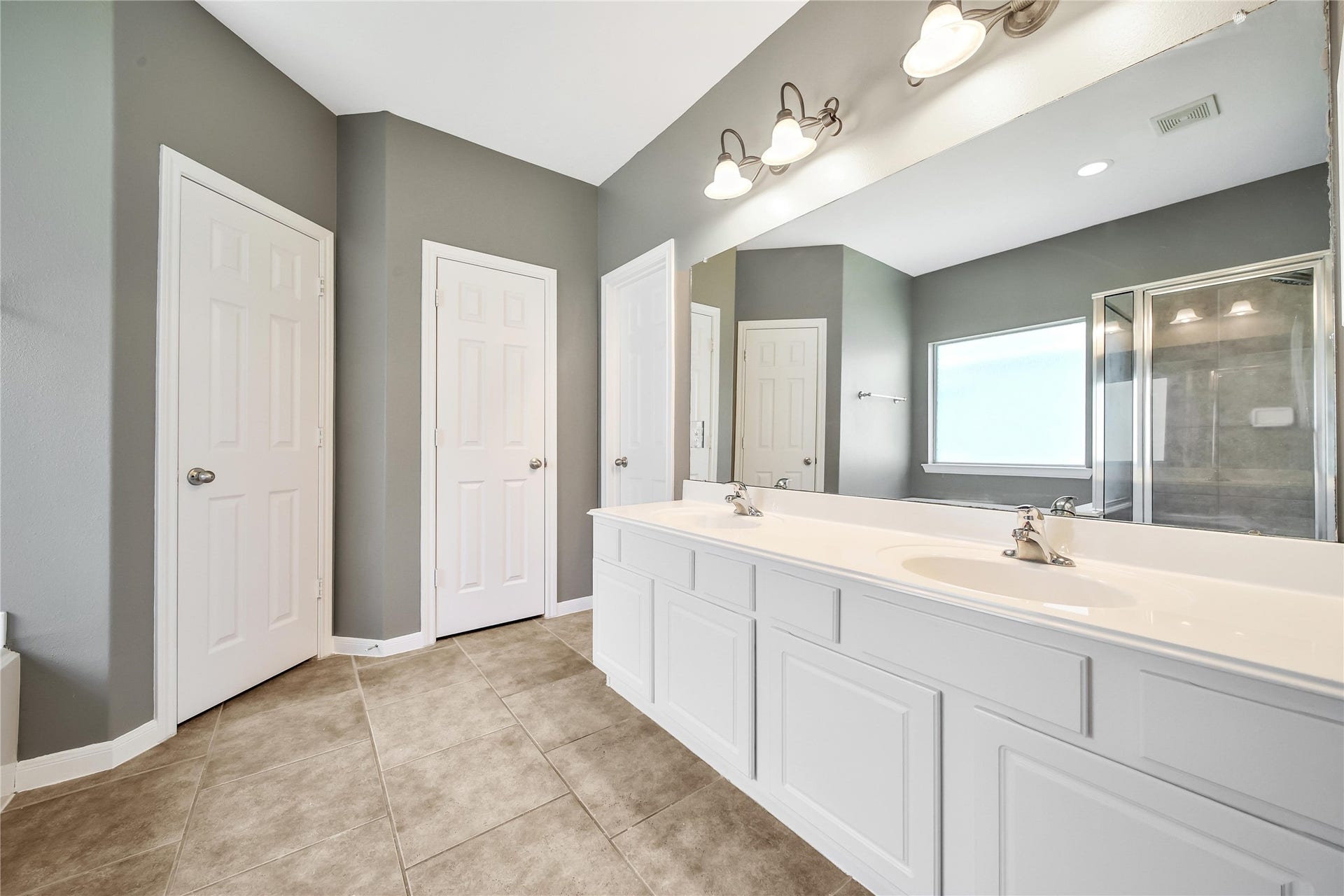 25604 Southwood Oaks Court, Porter, TX 77365 The Primary bathroom features double sinks on the spacious vanity with a huge mirror with overhead lighting and recessed.