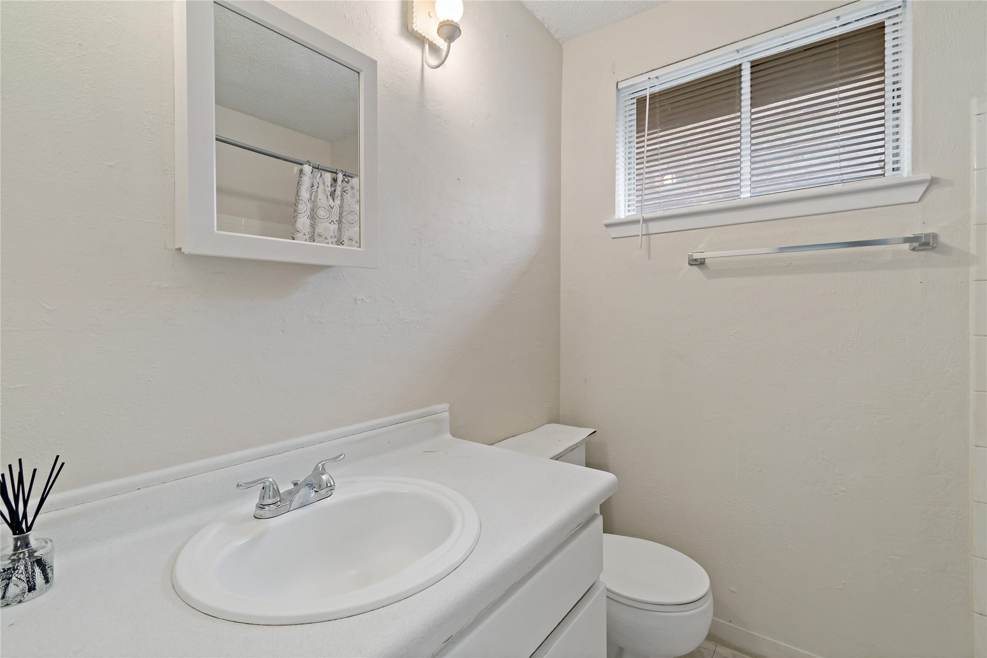 14515 Essendine Lane, Houston, TX 77045 14515 Essendine Lane, Houston, TX 77045