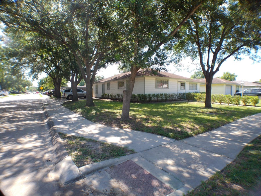 Property photo for 1301 Glenmore Drive, Pasadena, TX