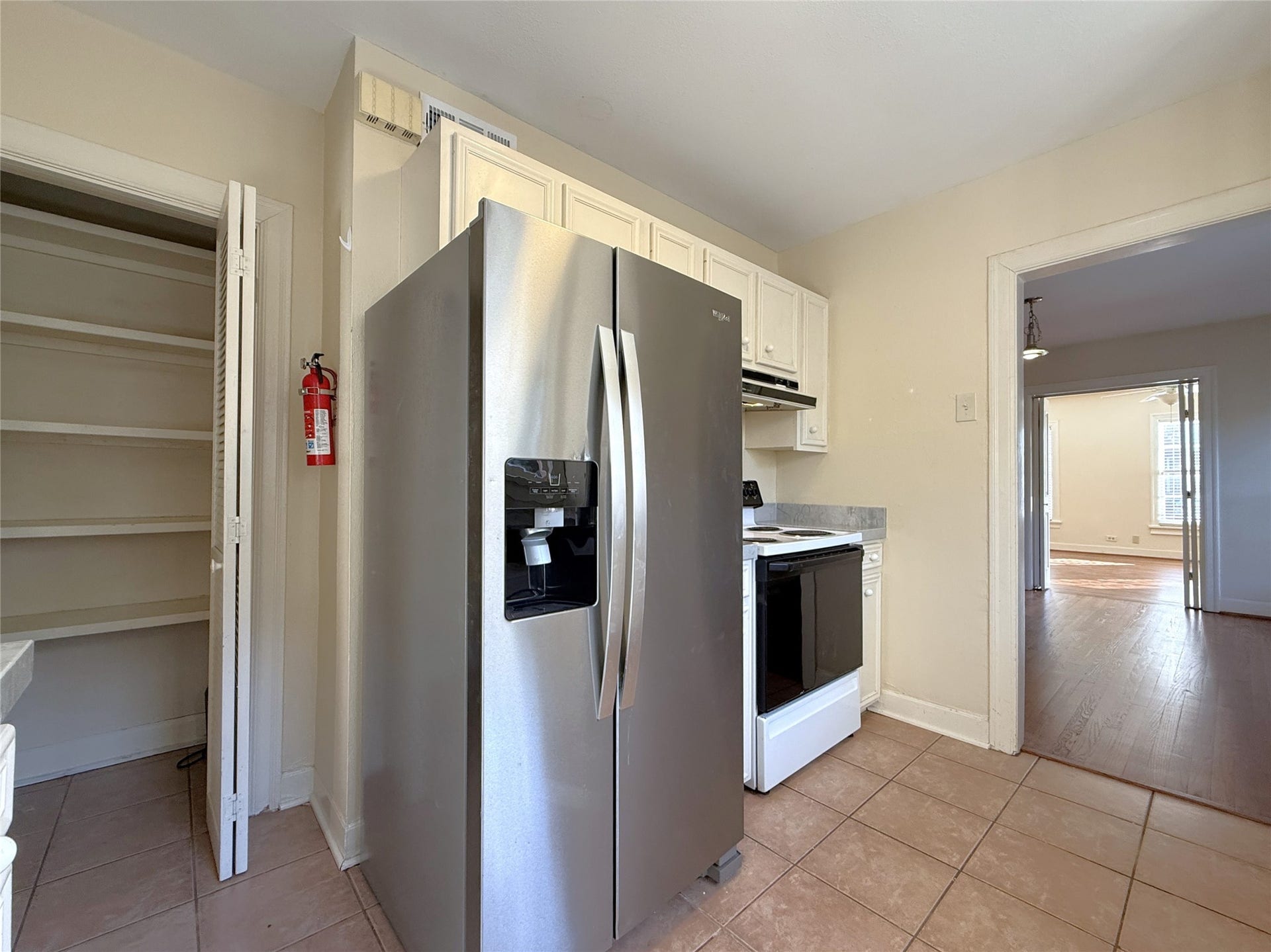 1968 Dryden Road, #1, Houston, TX 77030 Nicely sized pantry & side by side refrigerator with in-door ice/water.
