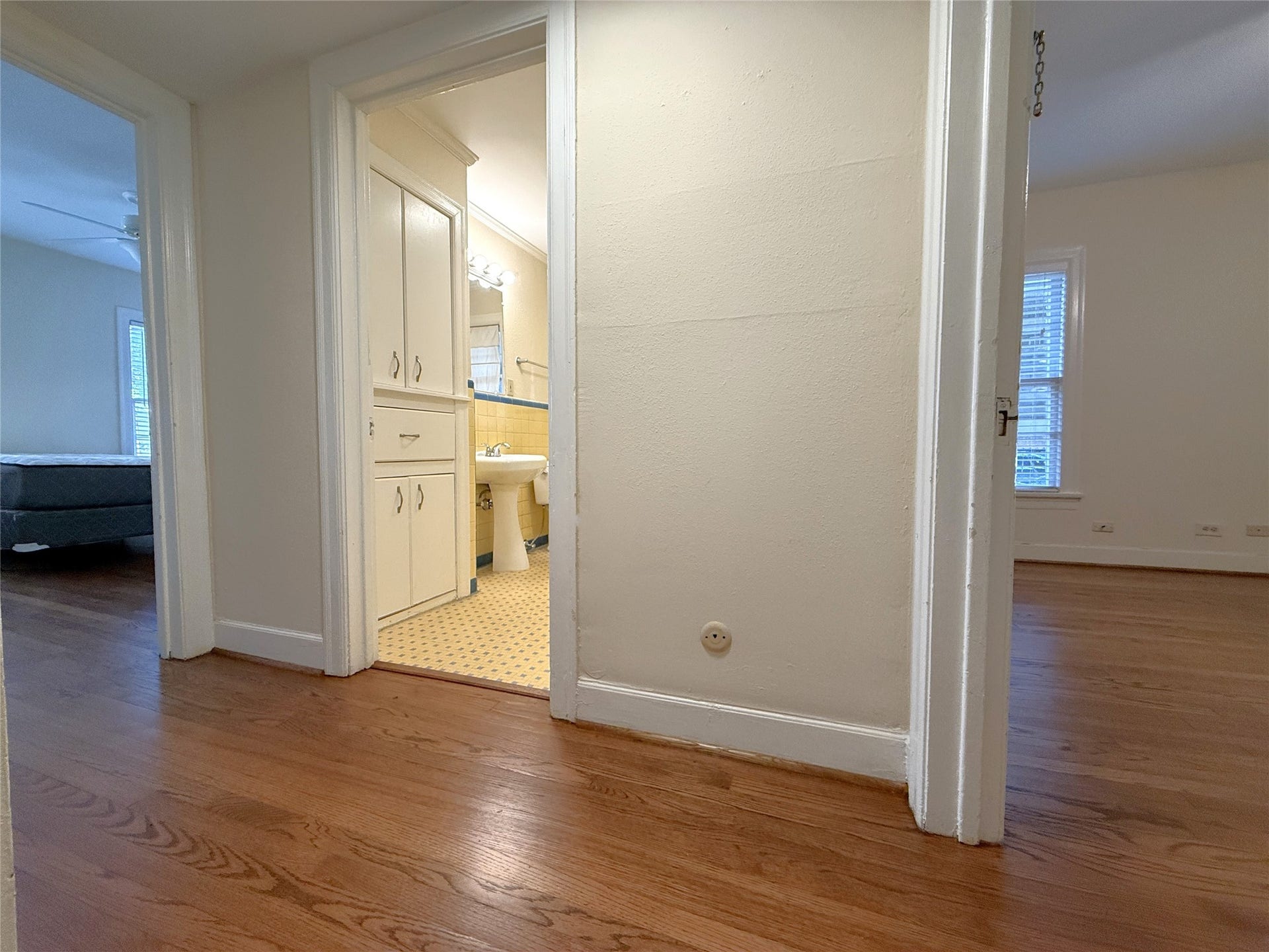 1968 Dryden Road, #1, Houston, TX 77030 The primary and secondary bedrooms do not share a wall. Between the primary and secondary bedroom is the hallway bathroom.