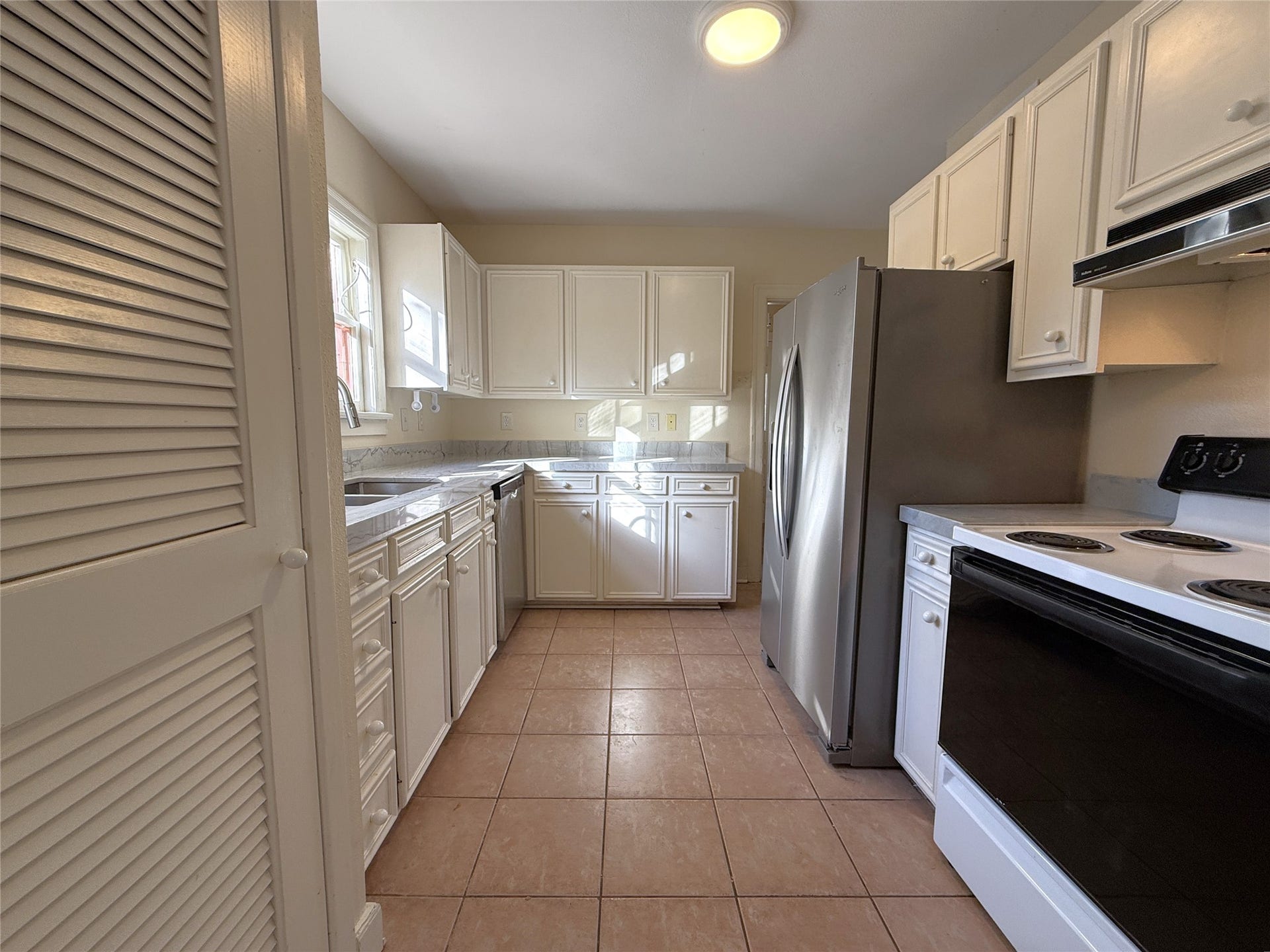1968 Dryden Road, #1, Houston, TX 77030 The kitchen is nicely sized.