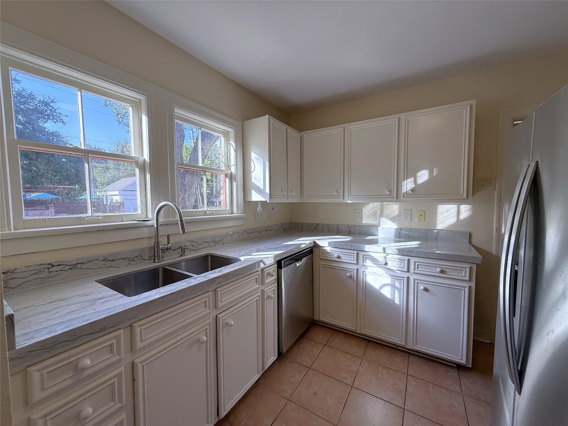 1968 Dryden Road, #1, Houston, TX 77030 Stone counter tops, dishwasher, deep double sink and lots of cabinet space. Natural light flows in from twin windows.