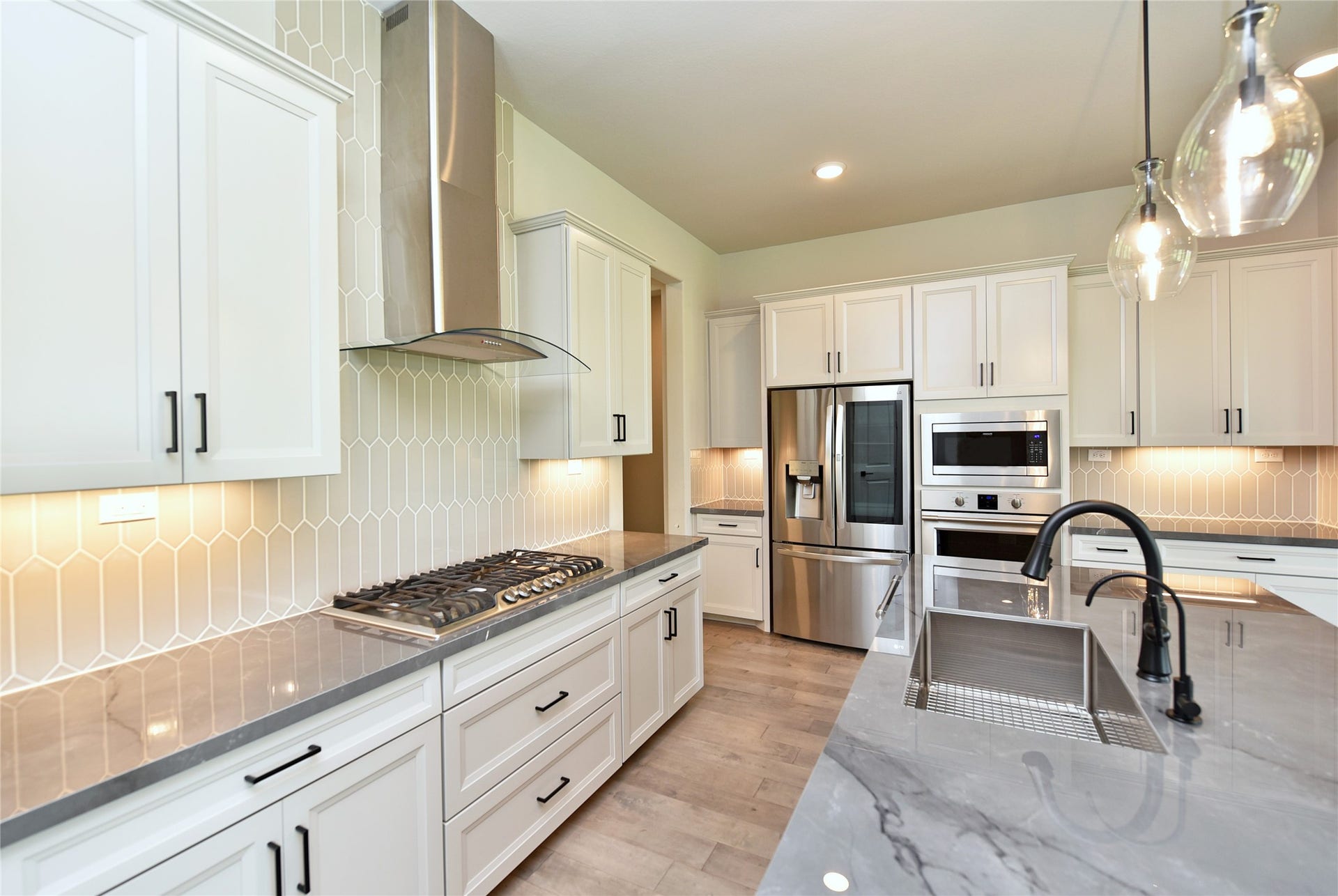 Even the amateur chef will LOVE this well appointed kitchen work space.