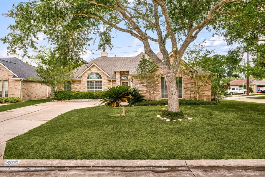 Property photo for 902 W Palmcrest Court, Pearland, TX