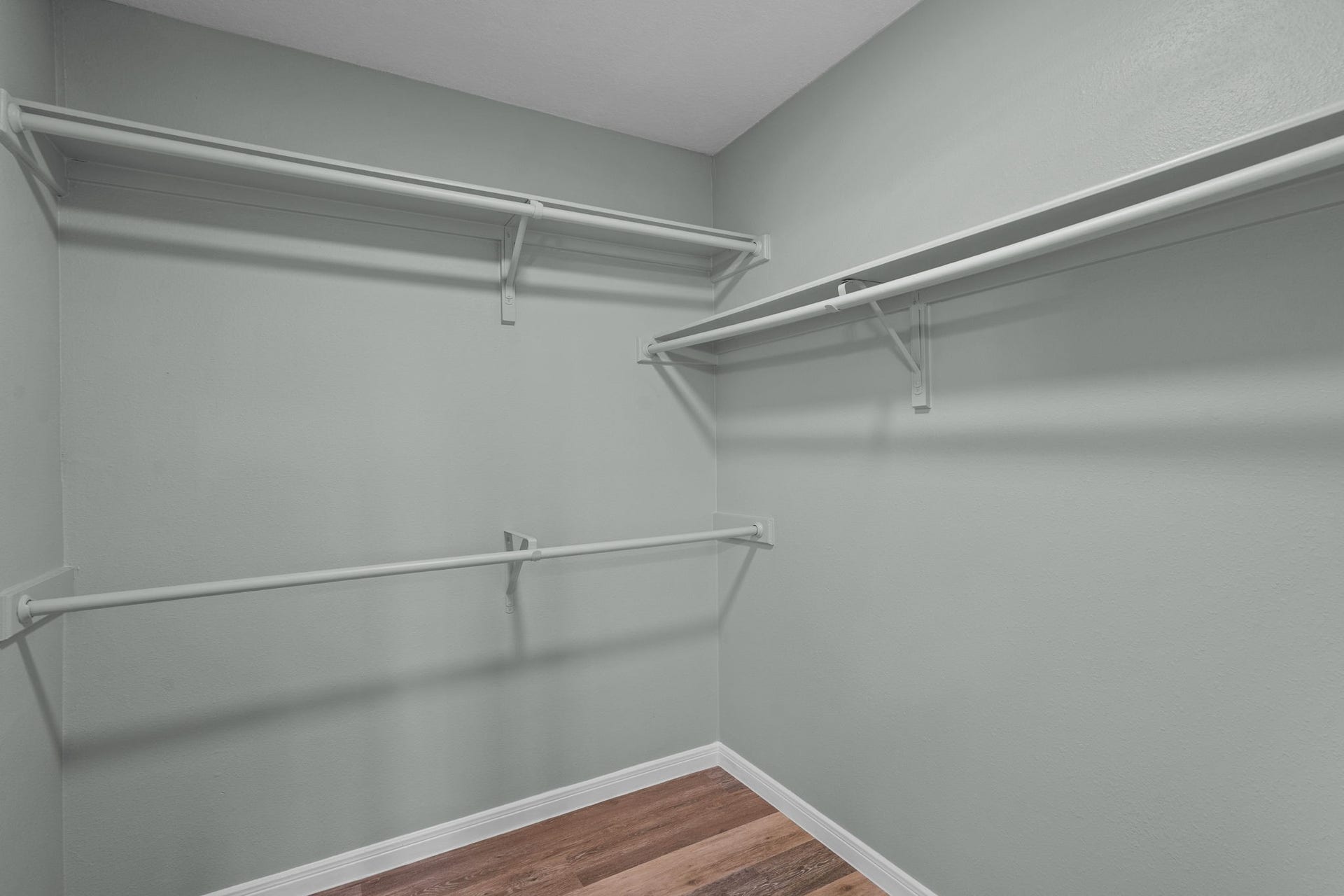 5800 Winding Brook Drive, Dickinson, TX 77539 Spacious walk-in closet featuring ample hanging space and a sleek, modern design.