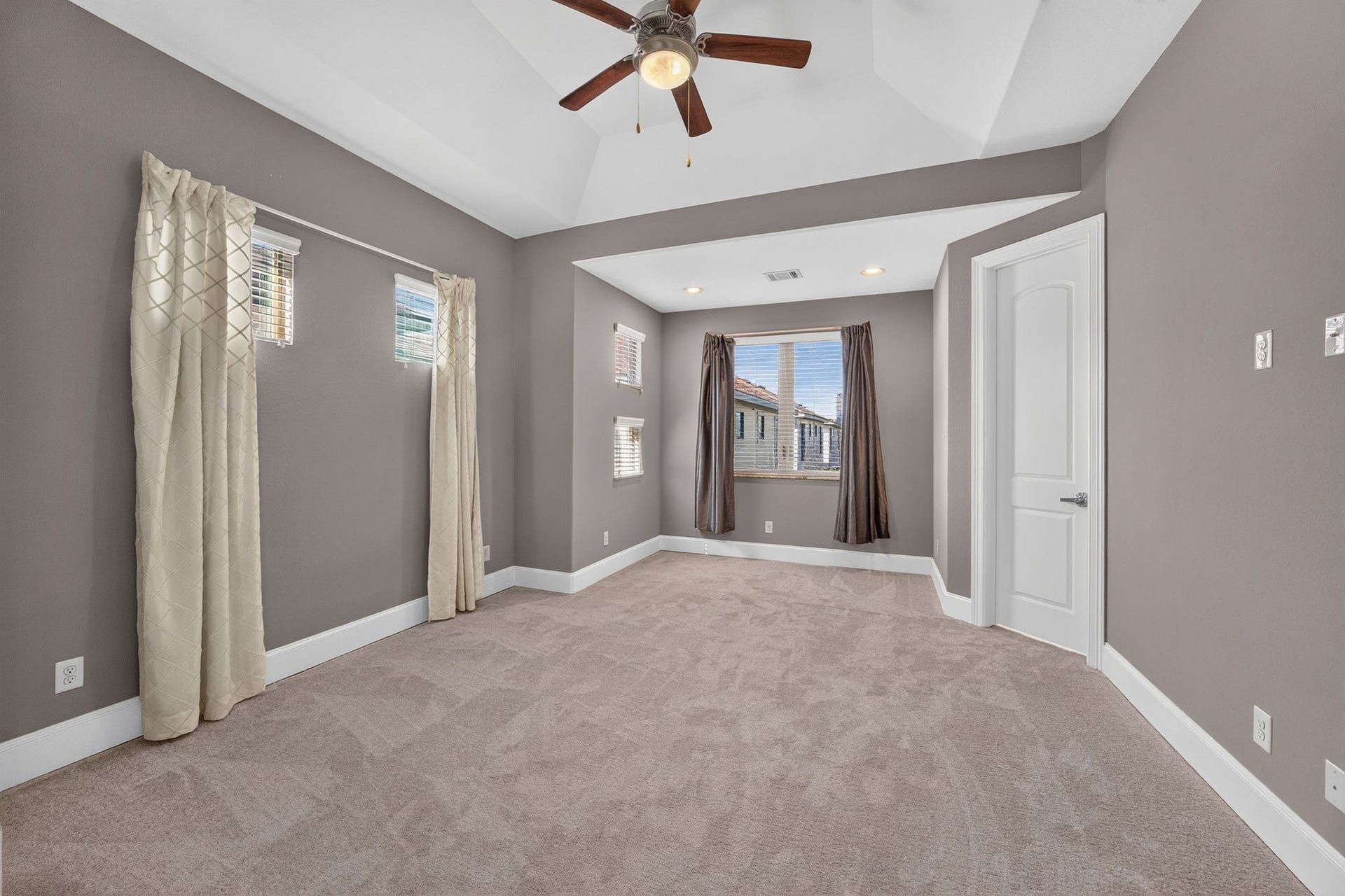 2307 Camden Drive, #C, Houston, TX 77021 Primary suite with tray ceiling and sitting area