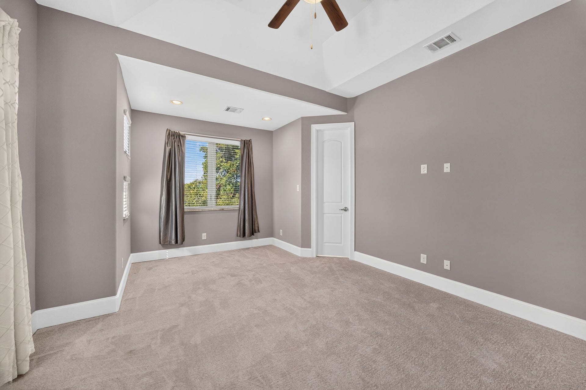 2307 Camden Drive, #C, Houston, TX 77021 Spacious primary bedroom with ceiling fan