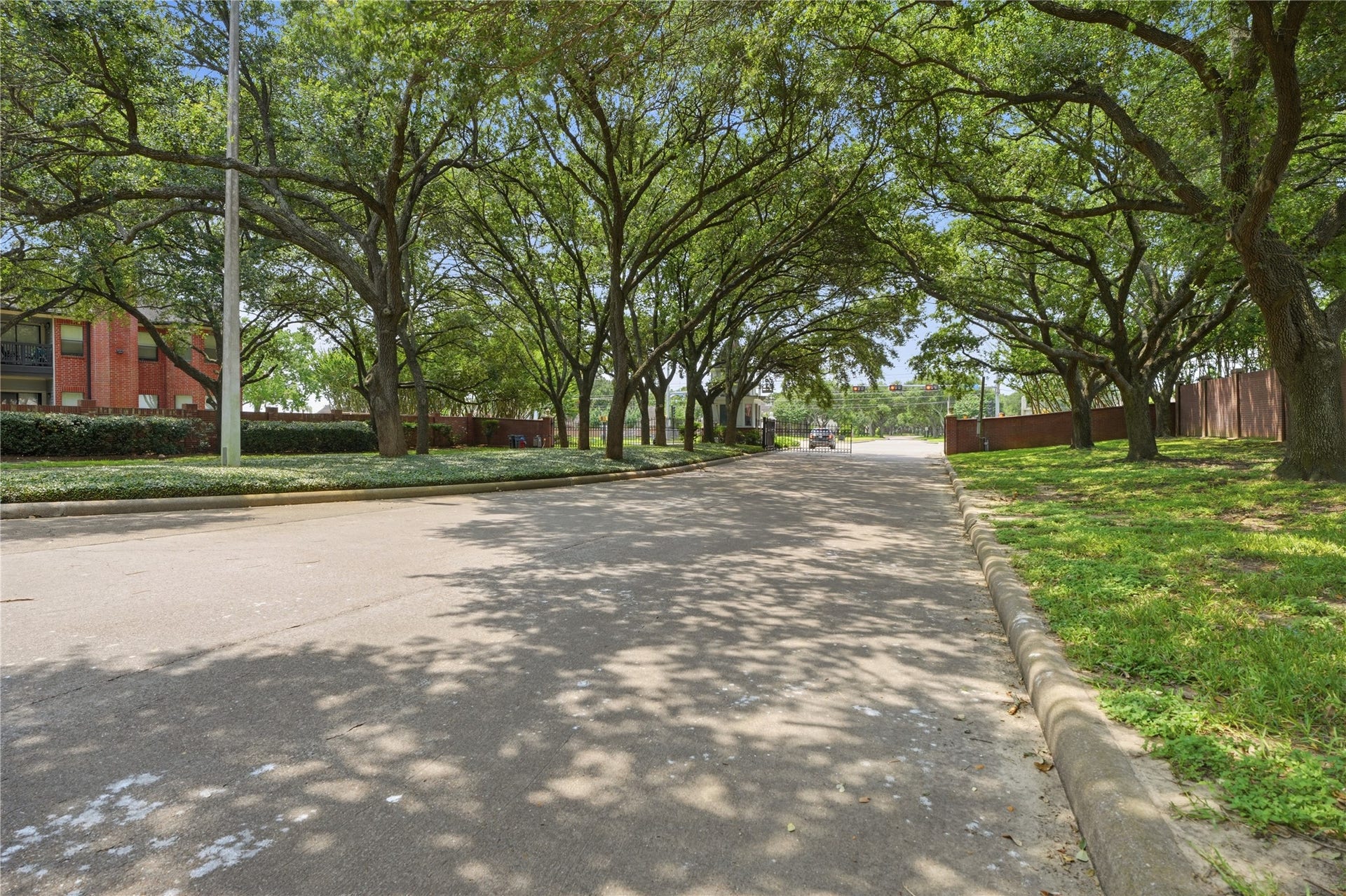 320 Harborside Circle, Kemah, TX 77565 Relaxing drive & views throughout the neighborhood