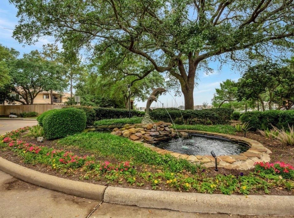320 Harborside Circle, Kemah, TX 77565 Entry/Roundabout Drive as you enter