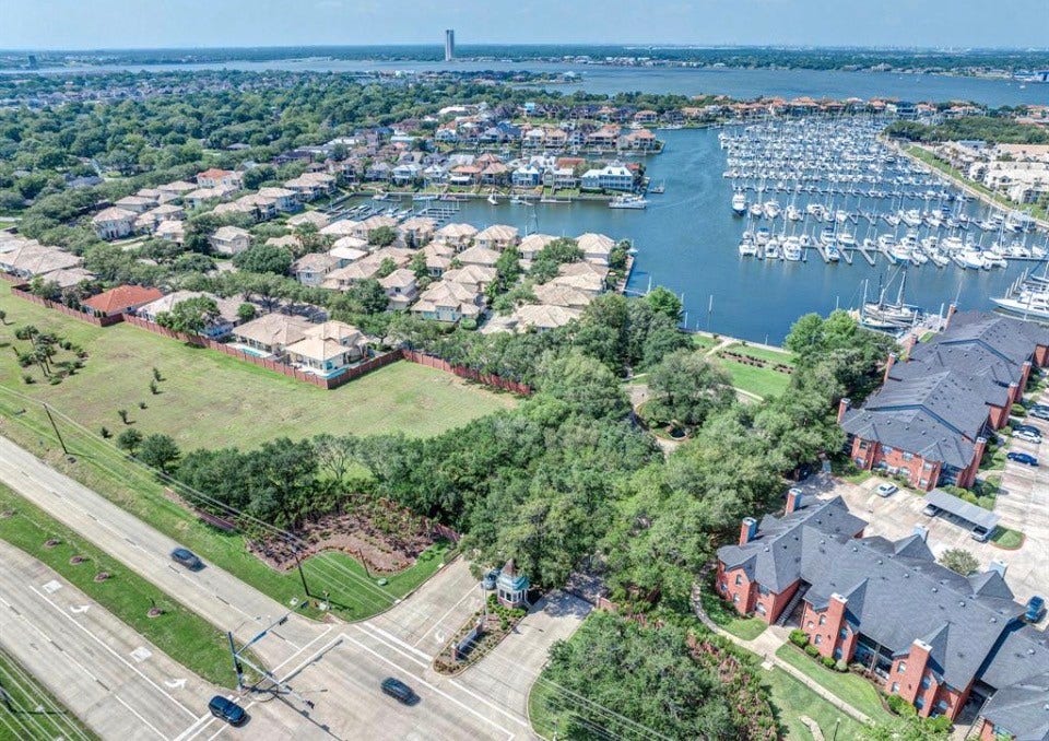 320 Harborside Circle, Kemah, TX 77565 Waterford Harbor offers 643 luxury floating docks with extra wide finger piers on both sides of slips accommodating 35 to 70 feet