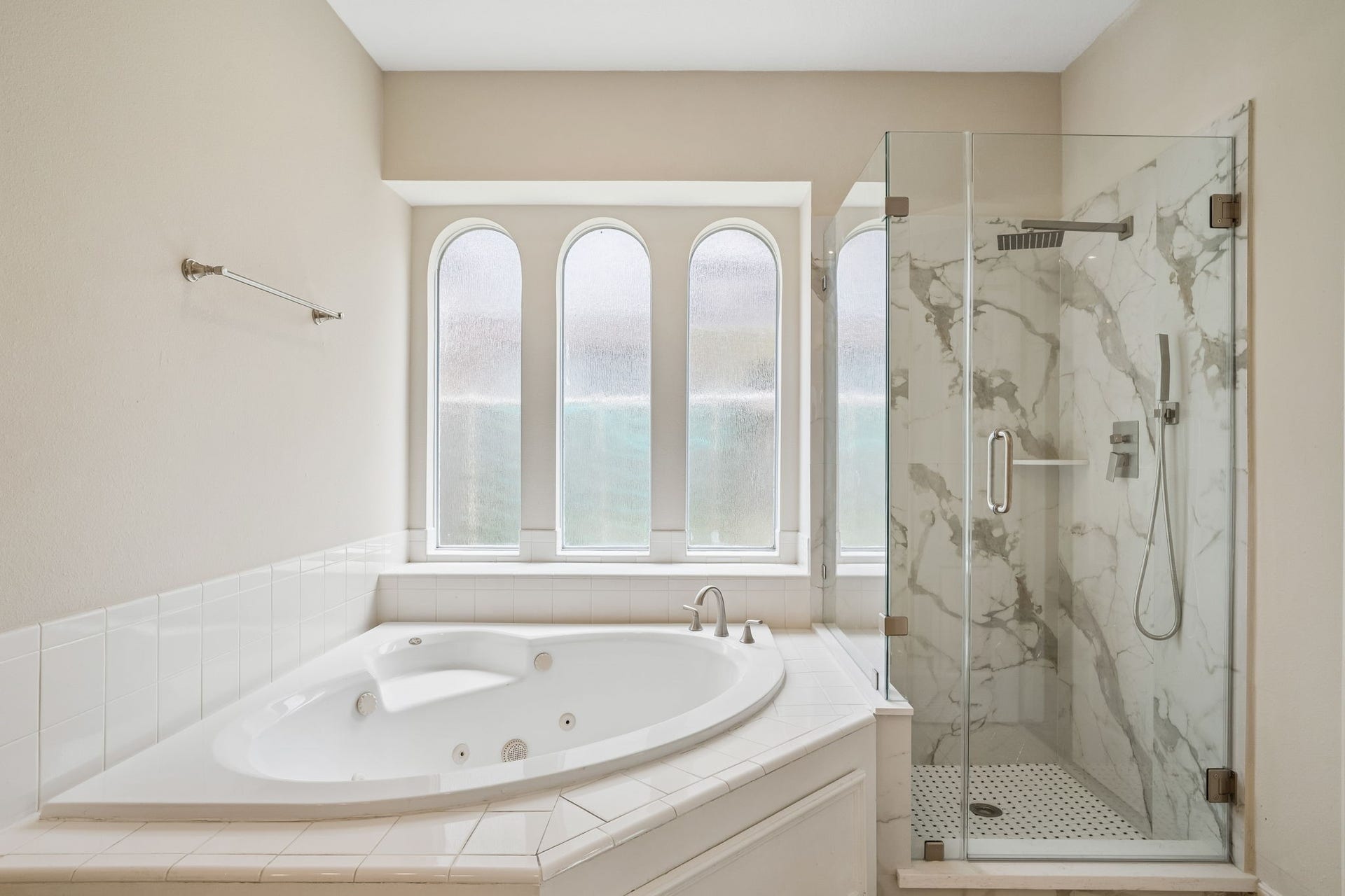 5807 Bayberry Way, Sugar Land, TX 77479 Primary Bathroom -The ensuite bathroom features a standing glass shower and a relaxing massage bathtub, complemented by dual vanities and elegant modern finishes for a spa-inspired feel.