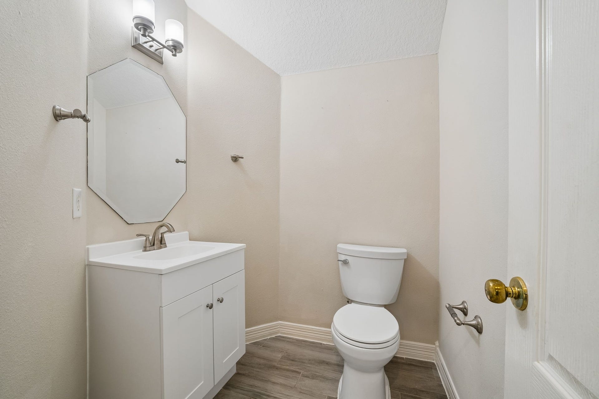 5807 Bayberry Way, Sugar Land, TX 77479 Powder Room (Half Bath) located at the 1st Floor