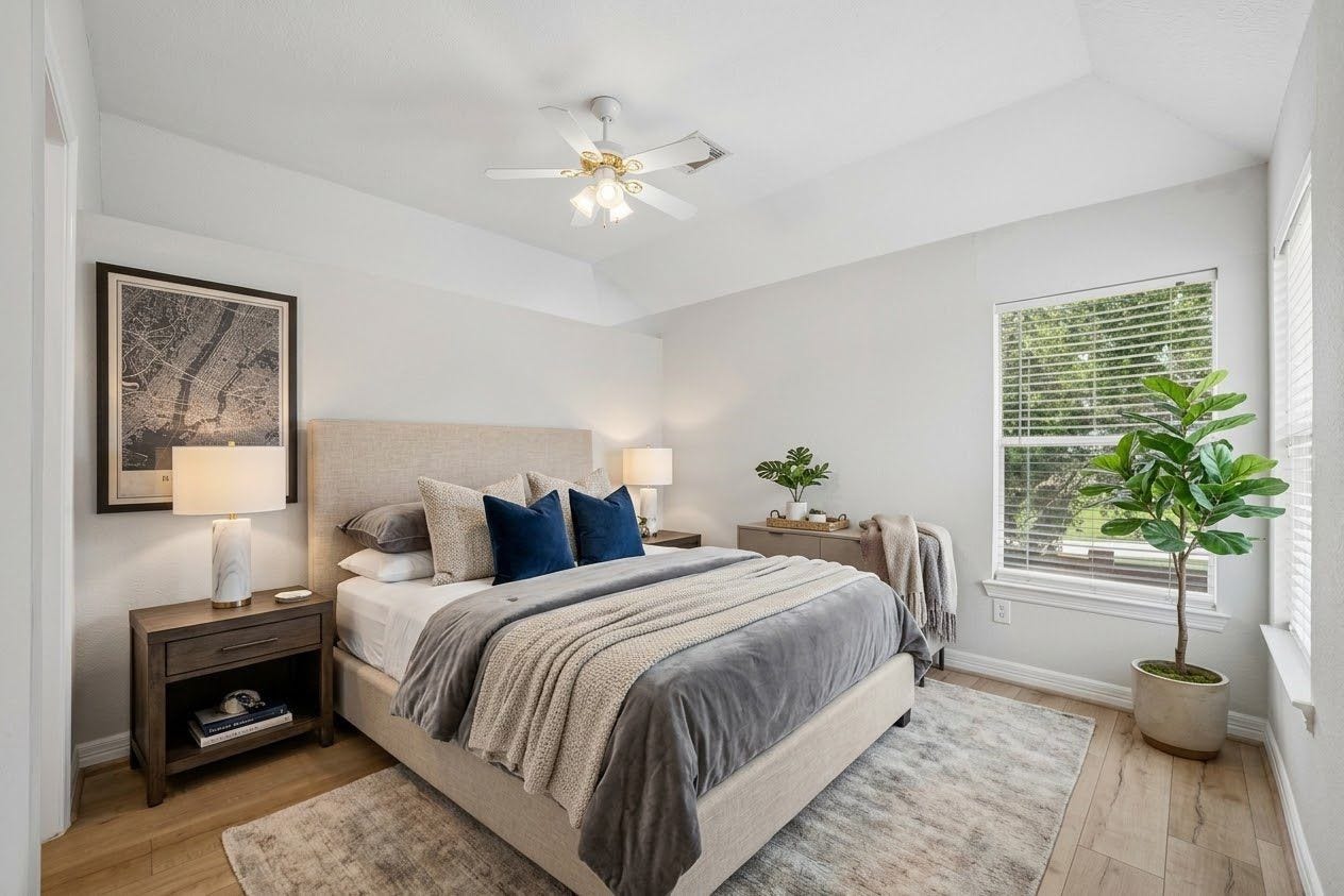 5807 Bayberry Way, Sugar Land, TX 77479 Bedroom 4 - with it own full bathroom; Make it into a perfect guest suite