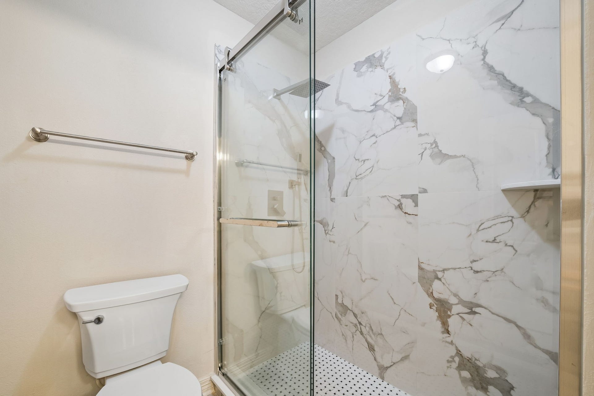 5807 Bayberry Way, Sugar Land, TX 77479 Full Bath on 2nd Floor