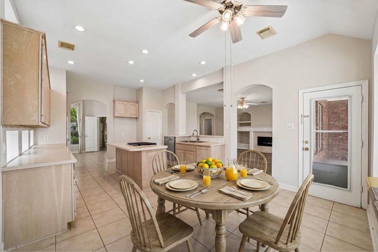 5807 Bayberry Way, Sugar Land, TX 77479 Breakfast Area - Enjoy a cup of morning coffee, casual family meals