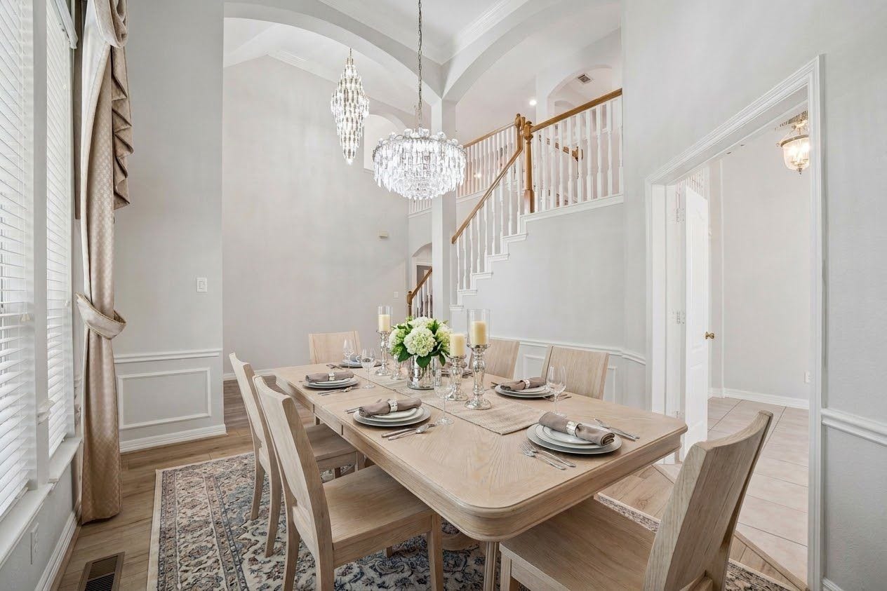 5807 Bayberry Way, Sugar Land, TX 77479 Beautiful dining area - A warm and inviting space
