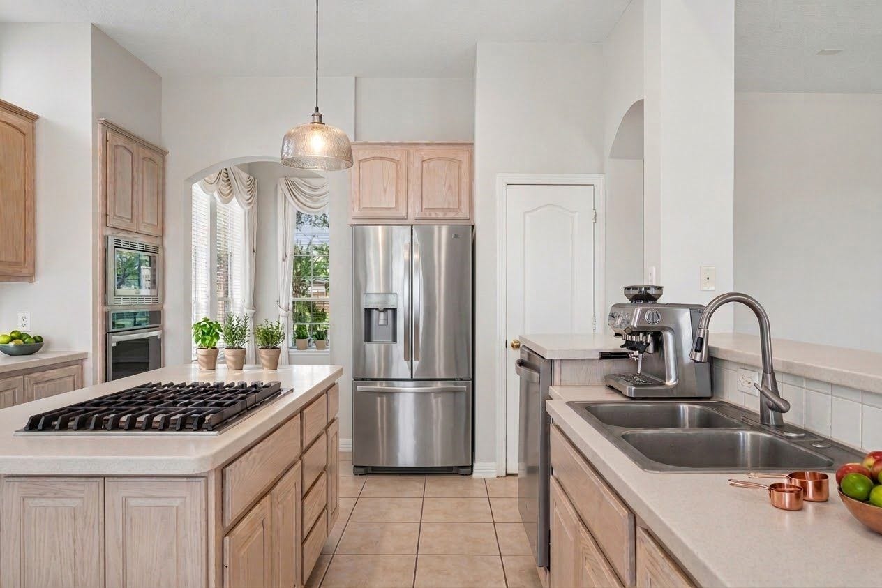 5807 Bayberry Way, Sugar Land, TX 77479 Spacious Kitchen - Abundant counter space and plenty of storage.