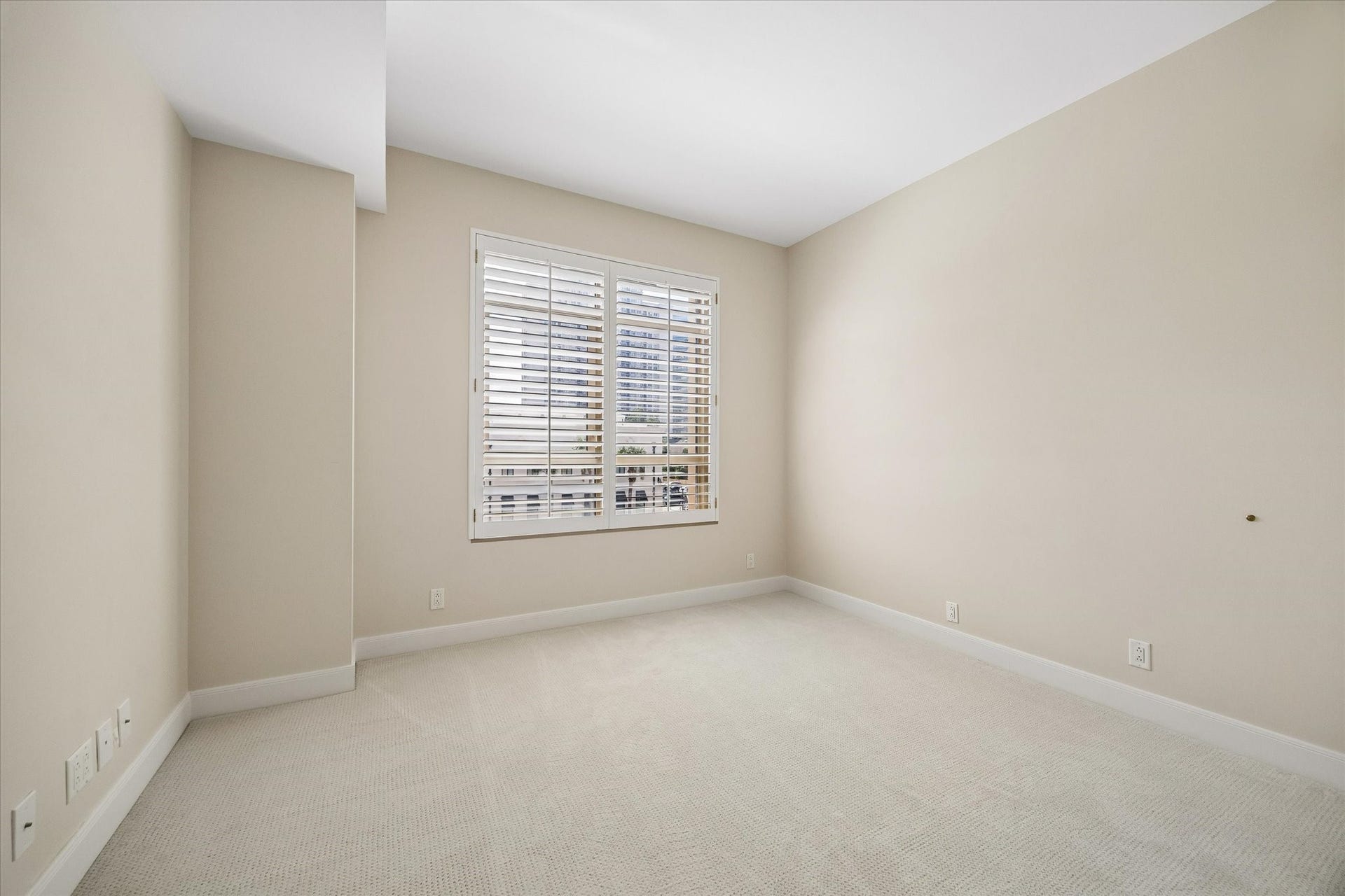 Secondary bedroom.