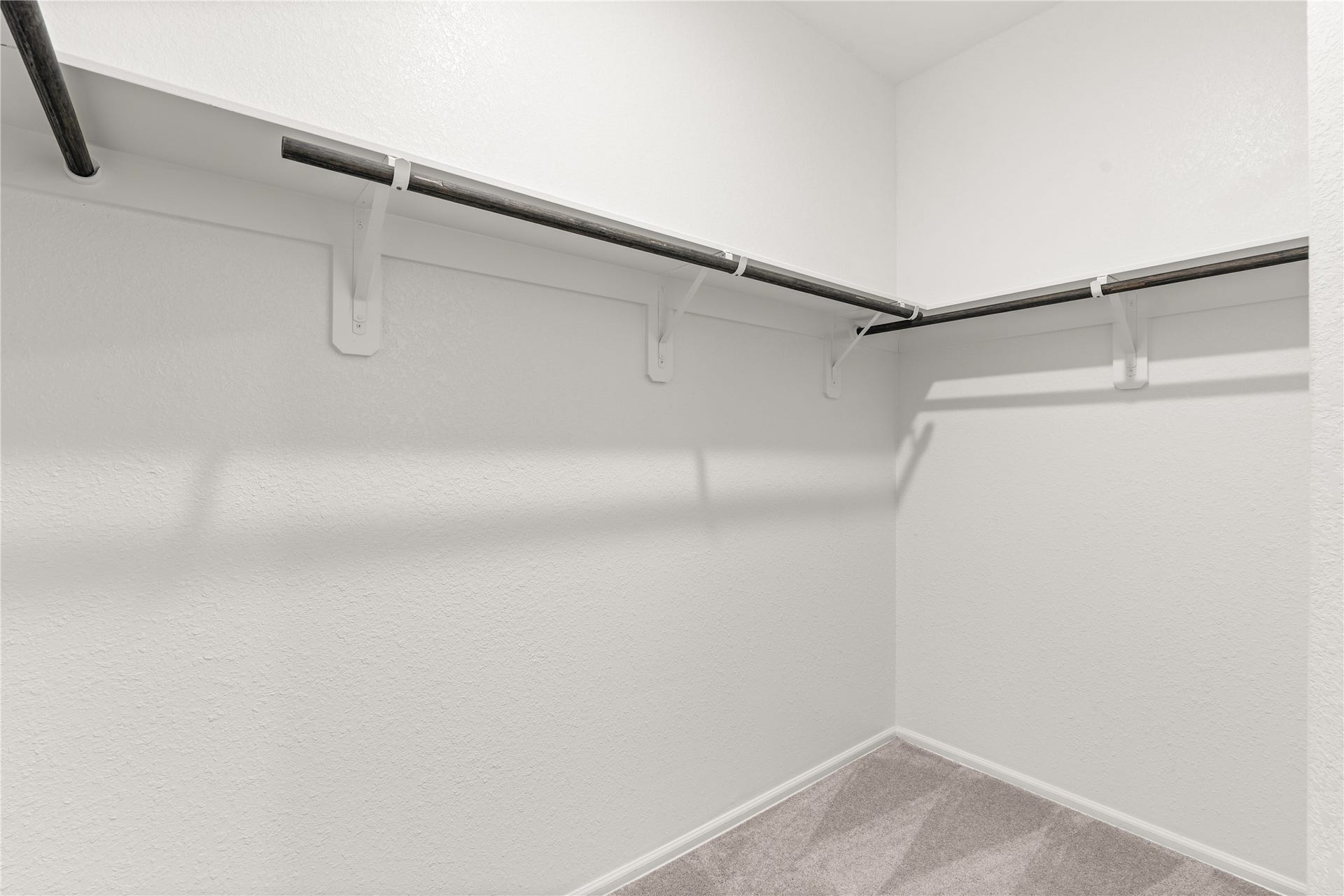 1938 Foxtail Creek Ct, Crosby, TX 77532 Enjoy the convenience of a walk in closet with plenty of room for your wardrobe, shoes, and accessories.