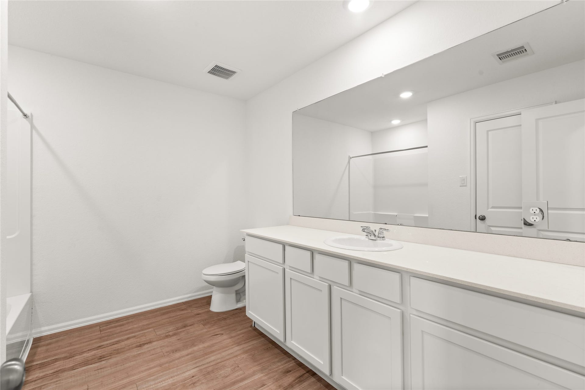 1938 Foxtail Creek Ct, Crosby, TX 77532 A spacious vanity with generous counter space and built in storage adds everyday functionality to the secondary bathroom.