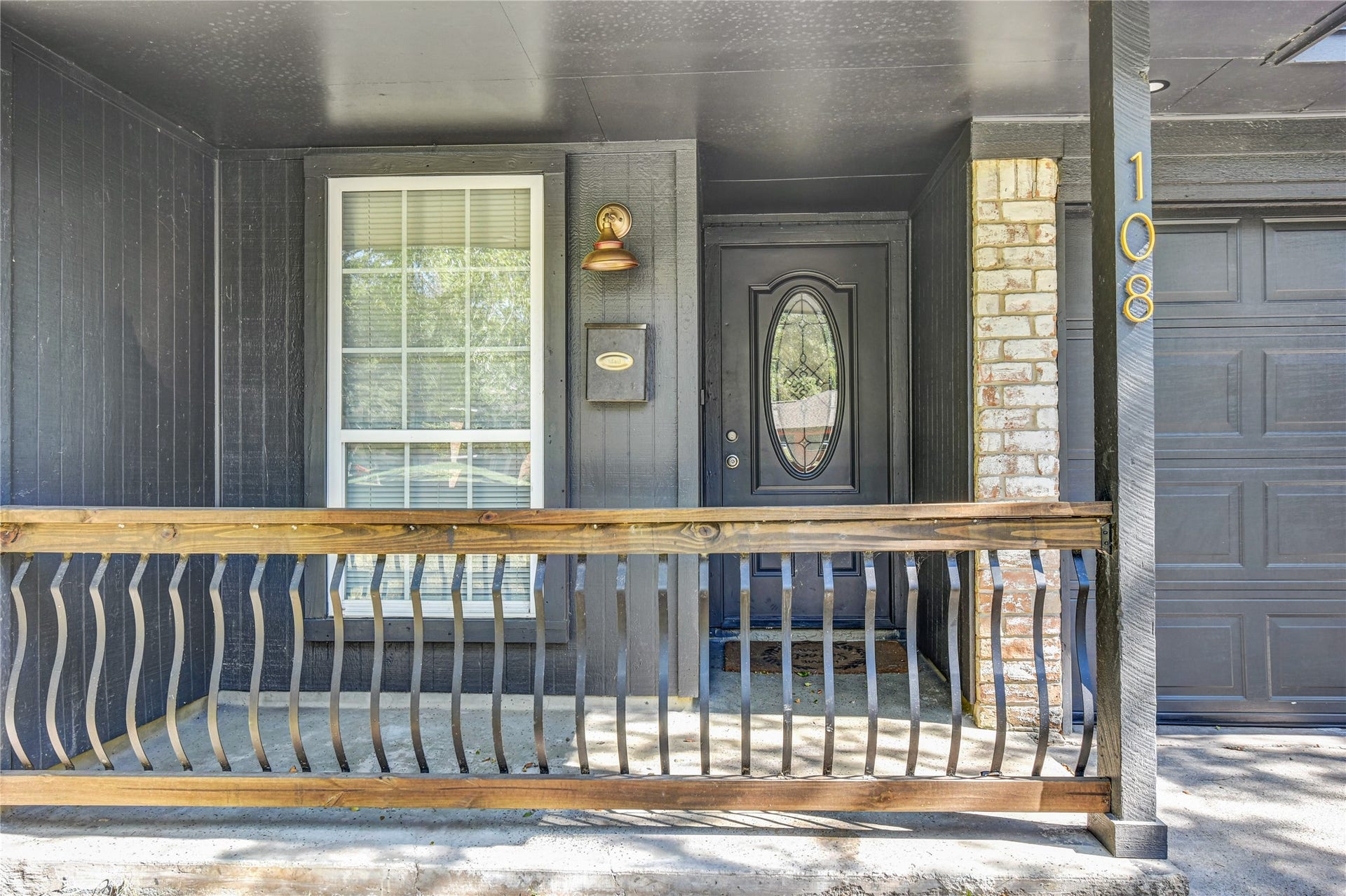 108 Crestview Drive, Hitchcock, TX 77563 Charming front porch