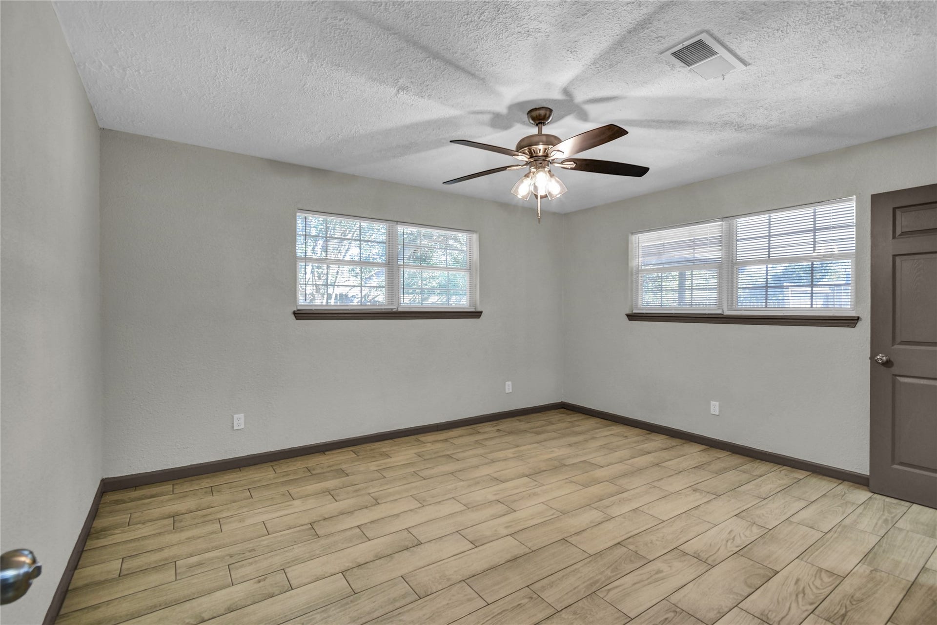 108 Crestview Drive, Hitchcock, TX 77563 Primary bedroom with tiled flooring