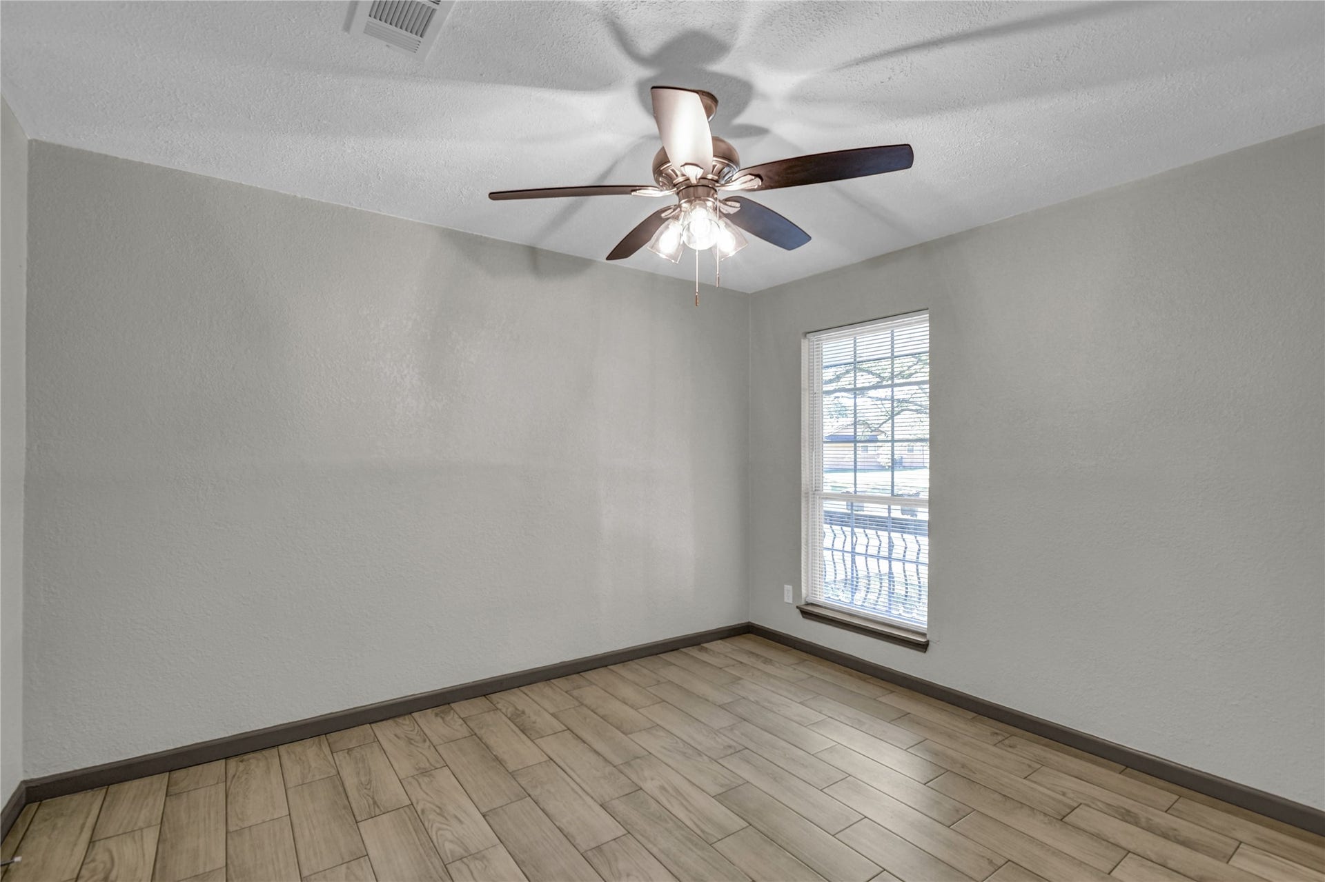 108 Crestview Drive, Hitchcock, TX 77563 Guest Room 2