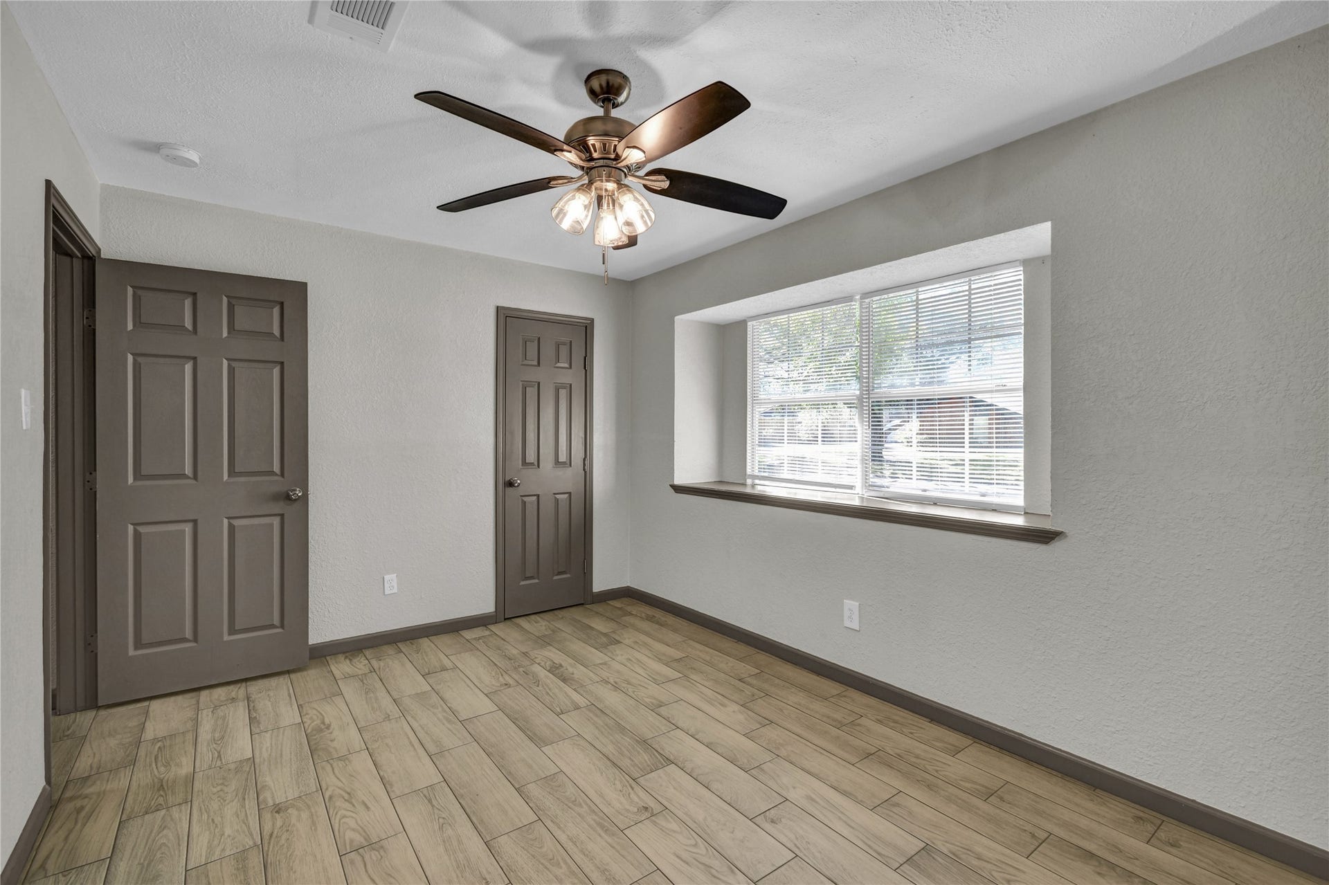 108 Crestview Drive, Hitchcock, TX 77563 Guest Room 1