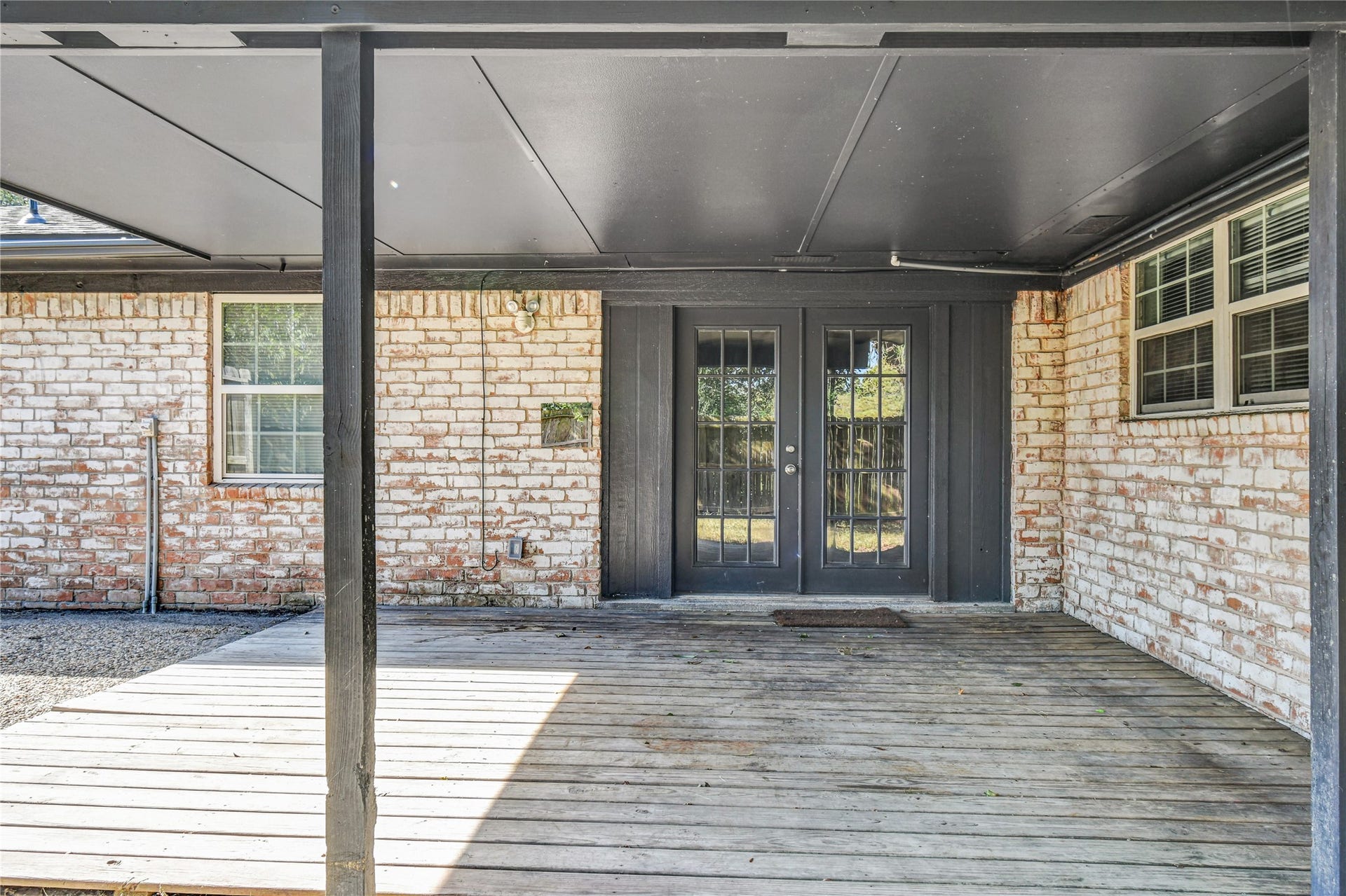 108 Crestview Drive, Hitchcock, TX 77563 Spacious 16'x13" back deck