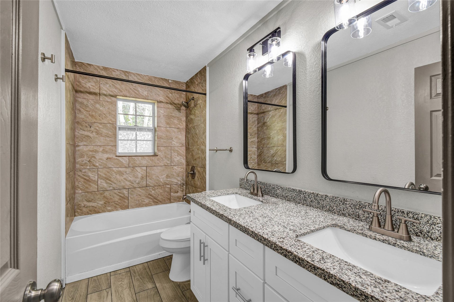 108 Crestview Drive, Hitchcock, TX 77563 Guest bathroom