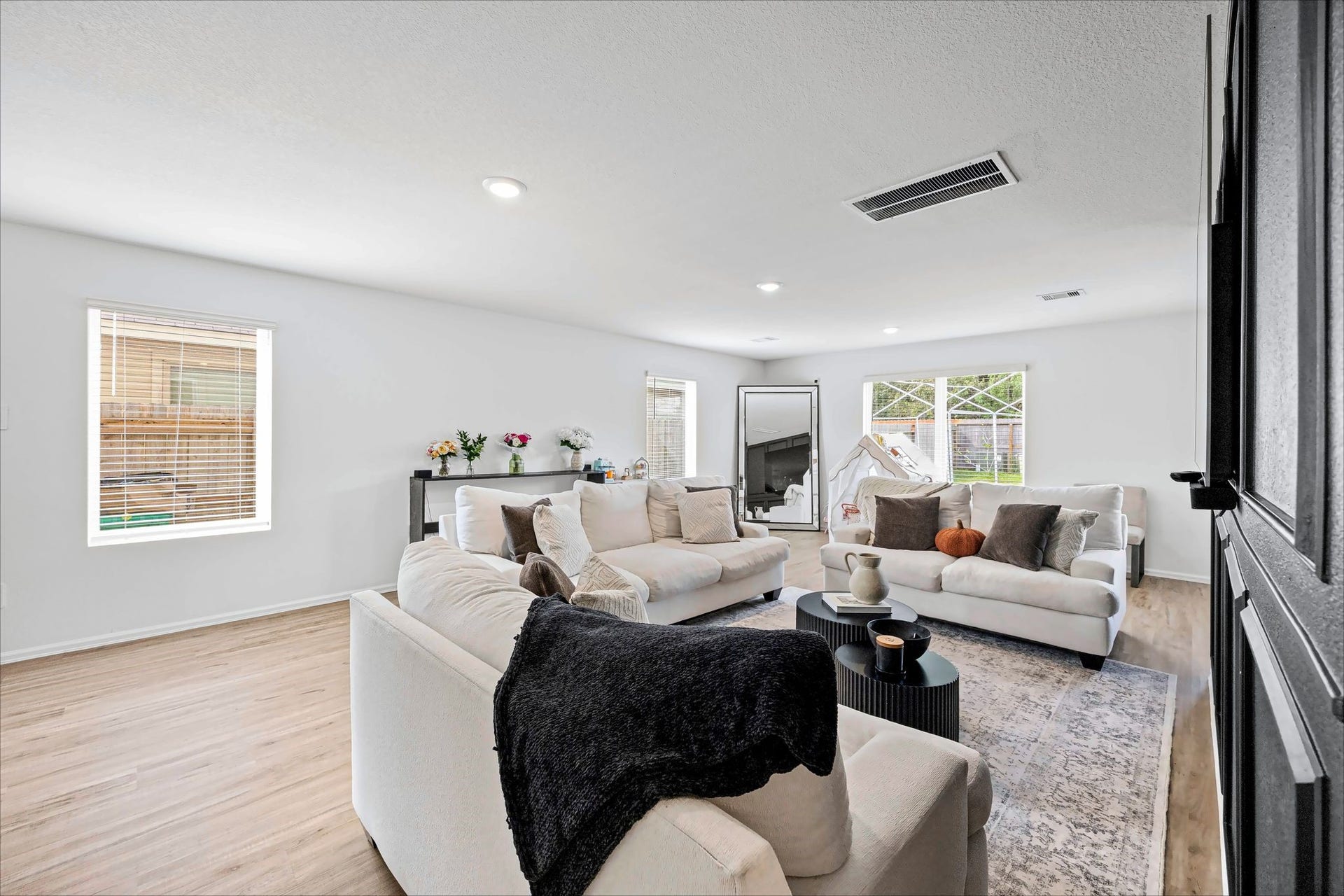 17811 Pemswood Drive, Hockley, TX 77447 Spacious family room with tons of natural light