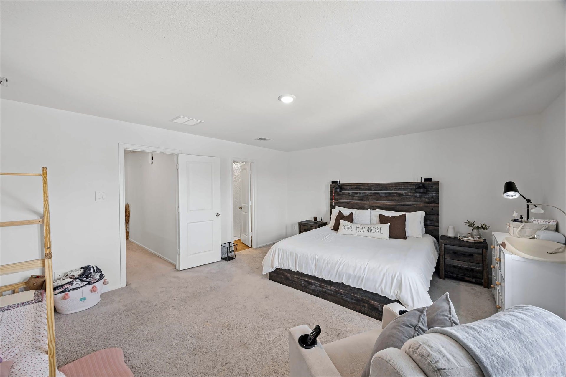 17811 Pemswood Drive, Hockley, TX 77447 Primary bedroom with room for a sitting area