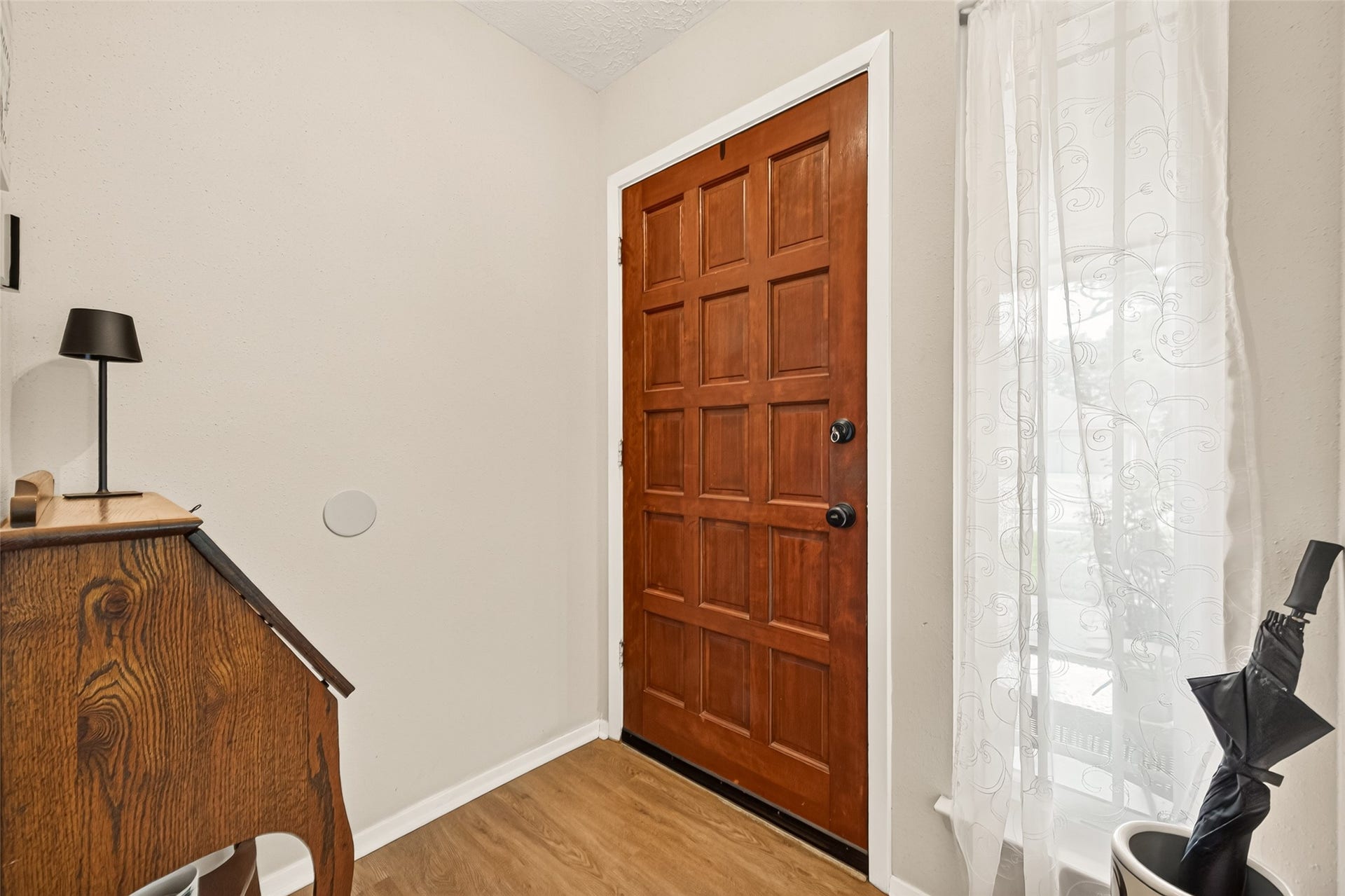 2123 Collingsfield Drive, Sugar Land, TX 77478 Inviting entryway