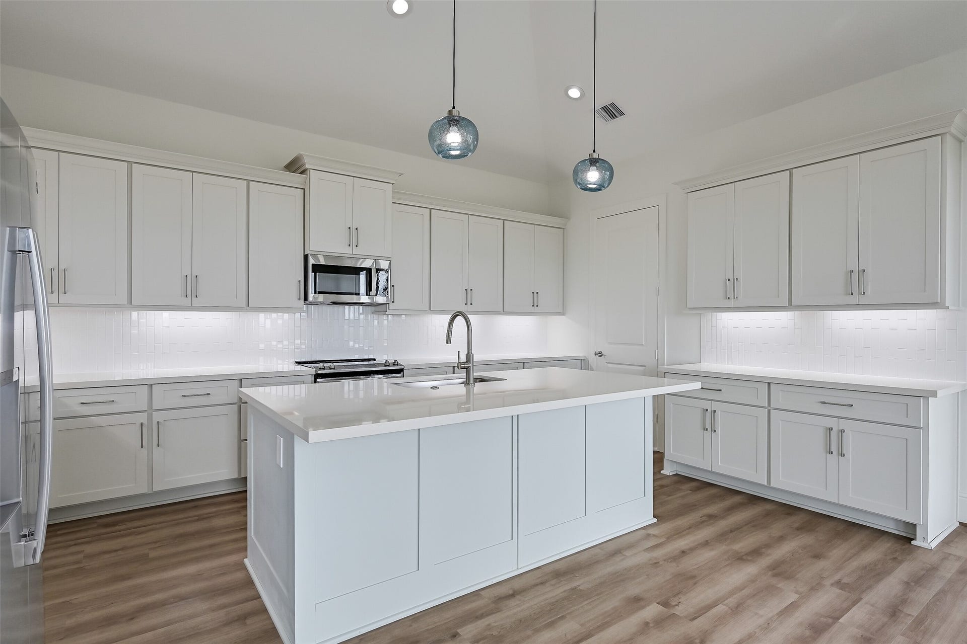 1627 Bay Pointe Drive, Galveston, TX 77554 The island offers a breakfast bar seating 4.