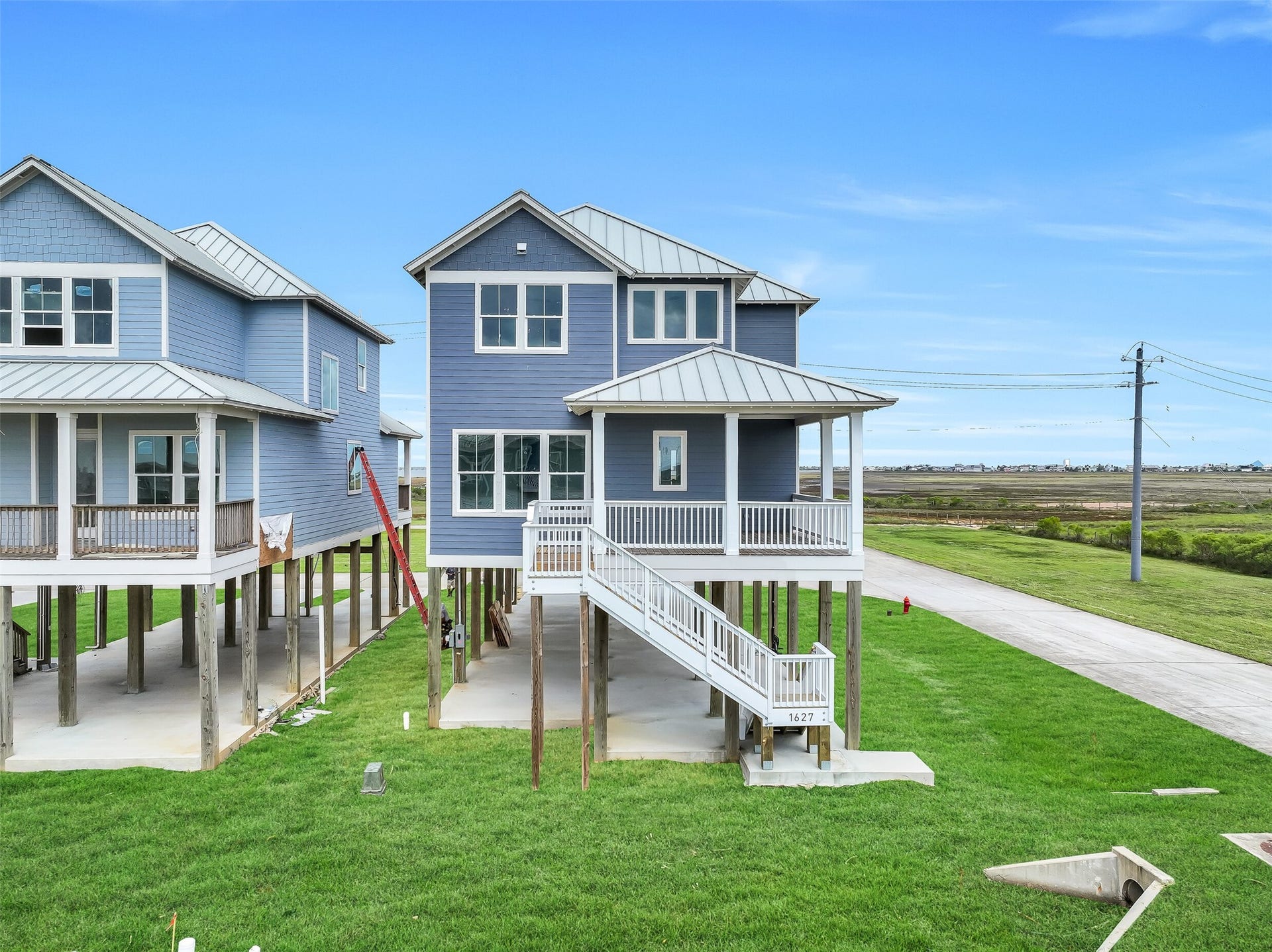 1627 Bay Pointe Drive, Galveston, TX 77554 Located on a corner lot, this home boasts stunning bay views from both the east- and west-facing decks.