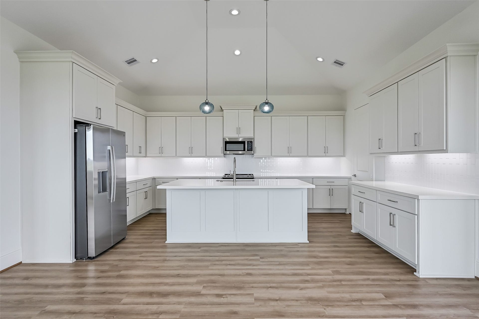 1627 Bay Pointe Drive, Galveston, TX 77554 The spacious kitchen boasts ample cabinetry, stainless steel appliances, and a large center island.