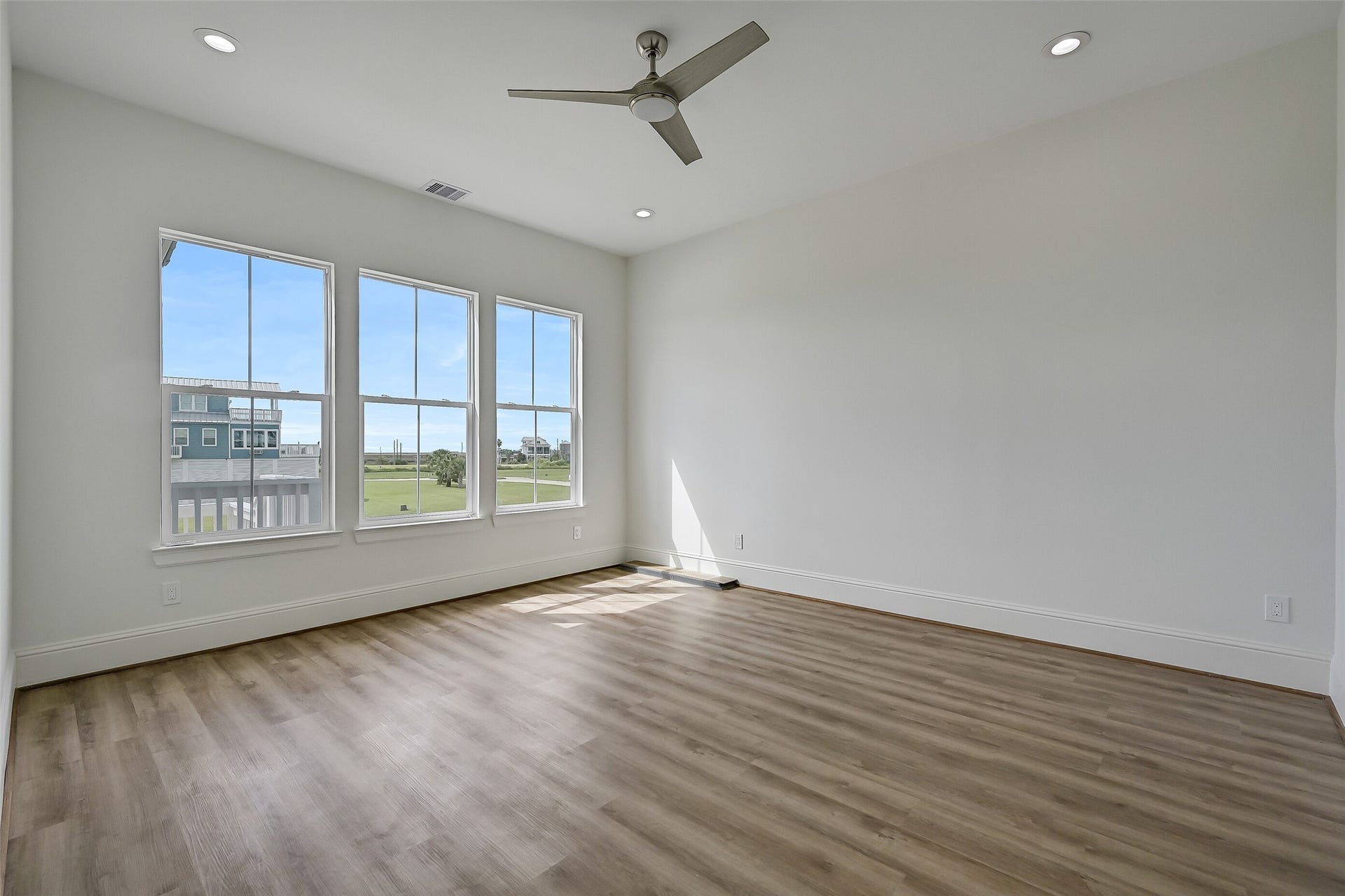 1627 Bay Pointe Drive, Galveston, TX 77554 The primary suite is complete with a spacious walk-in closet and en-suite bathroom.