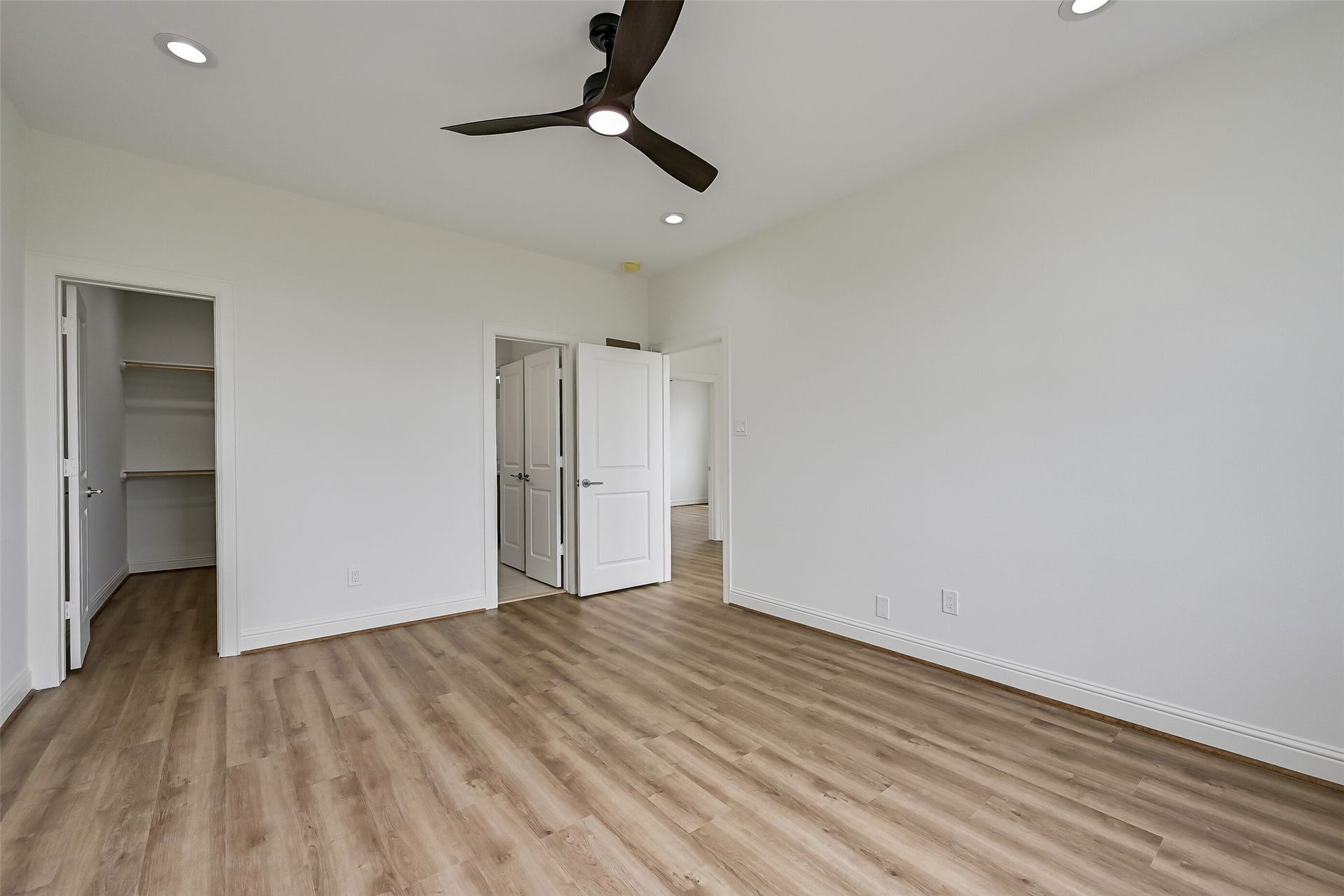 1627 Bay Pointe Drive, Galveston, TX 77554 The guest bedroom features a spacious closet and convenient access to a Jack-and-Jill bathroom shared with the second upstairs bedroom.