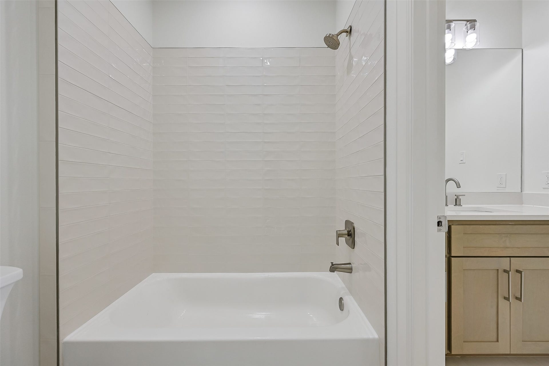 1627 Bay Pointe Drive, Galveston, TX 77554 The bathroom offers a tub/shower combo.