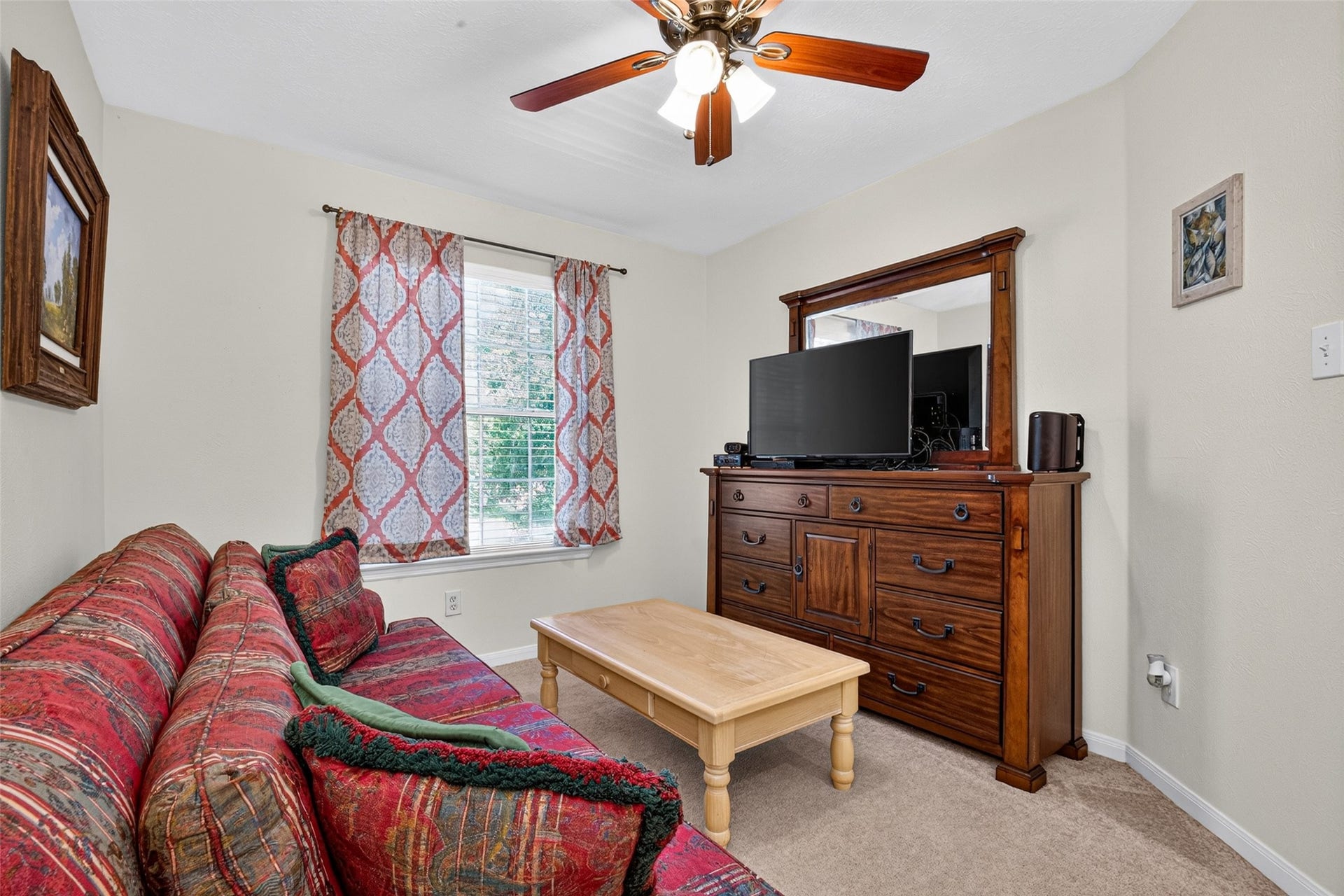 18 Valley Oaks Circle, The Woodlands, TX 77382 Secondary bedroom