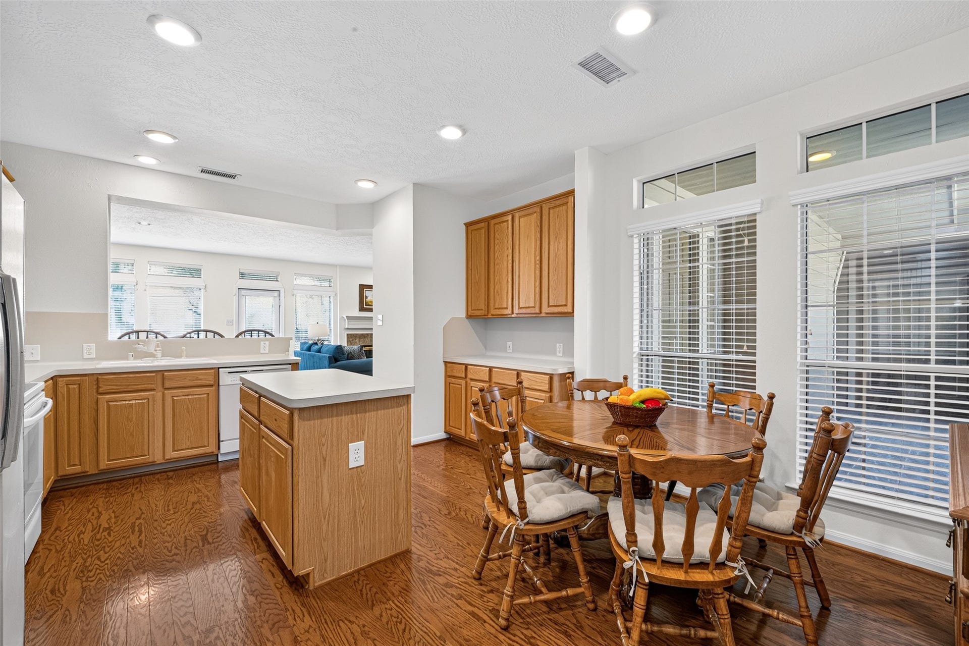 18 Valley Oaks Circle, The Woodlands, TX 77382 18 Valley Oaks Circle, The Woodlands, TX 77382