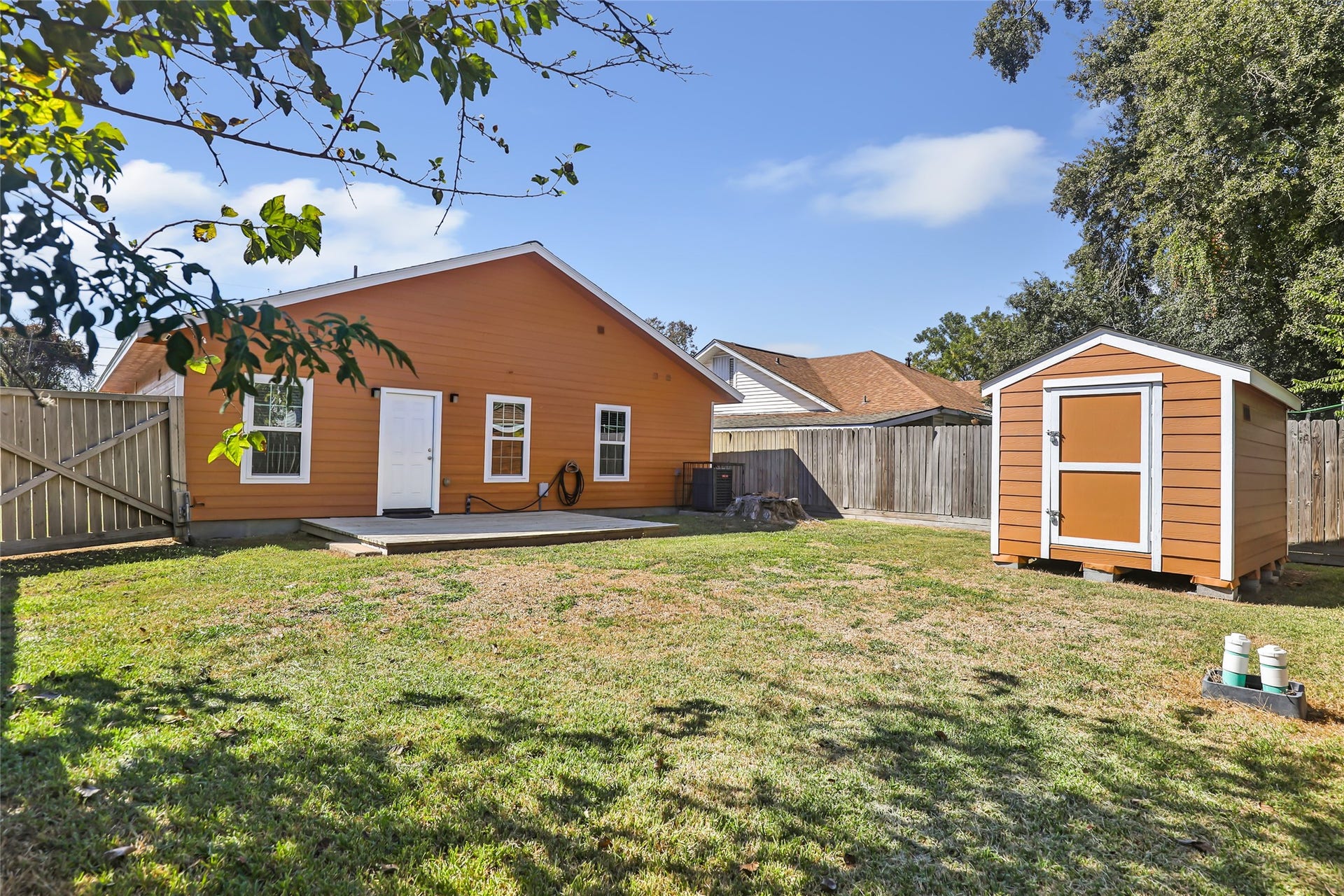 204 W James Street, Baytown, TX 77520