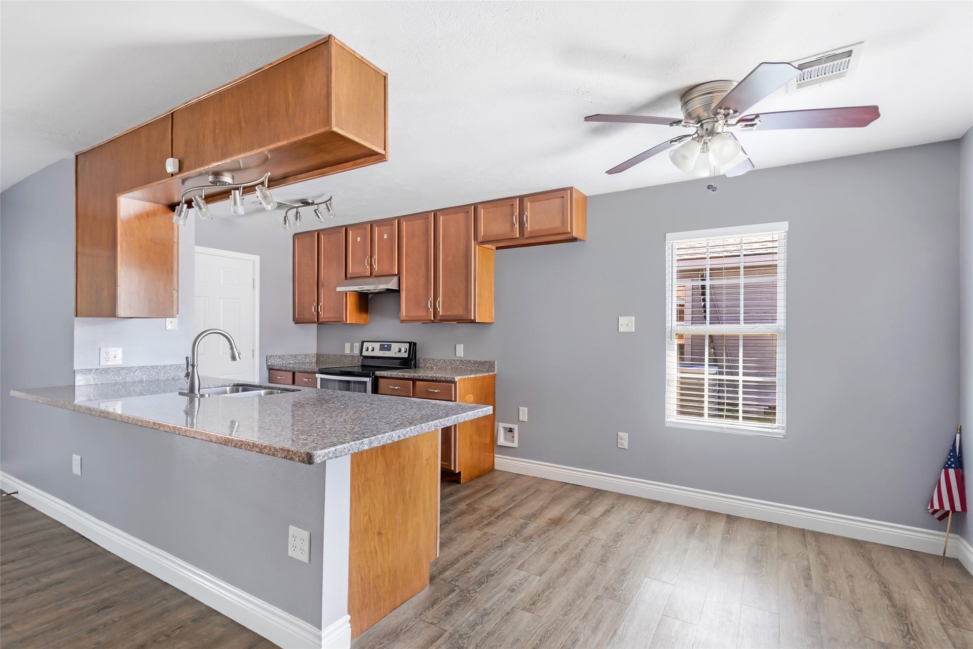 204 W James Street, Baytown, TX 77520