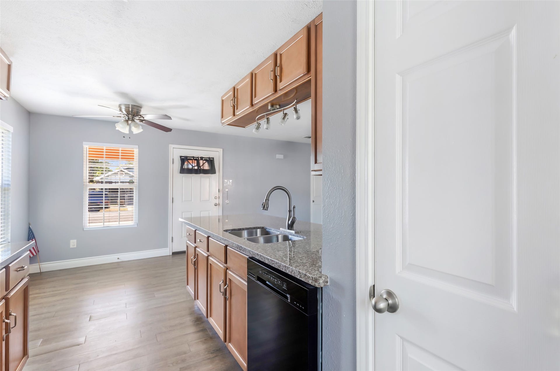 204 W James Street, Baytown, TX 77520
