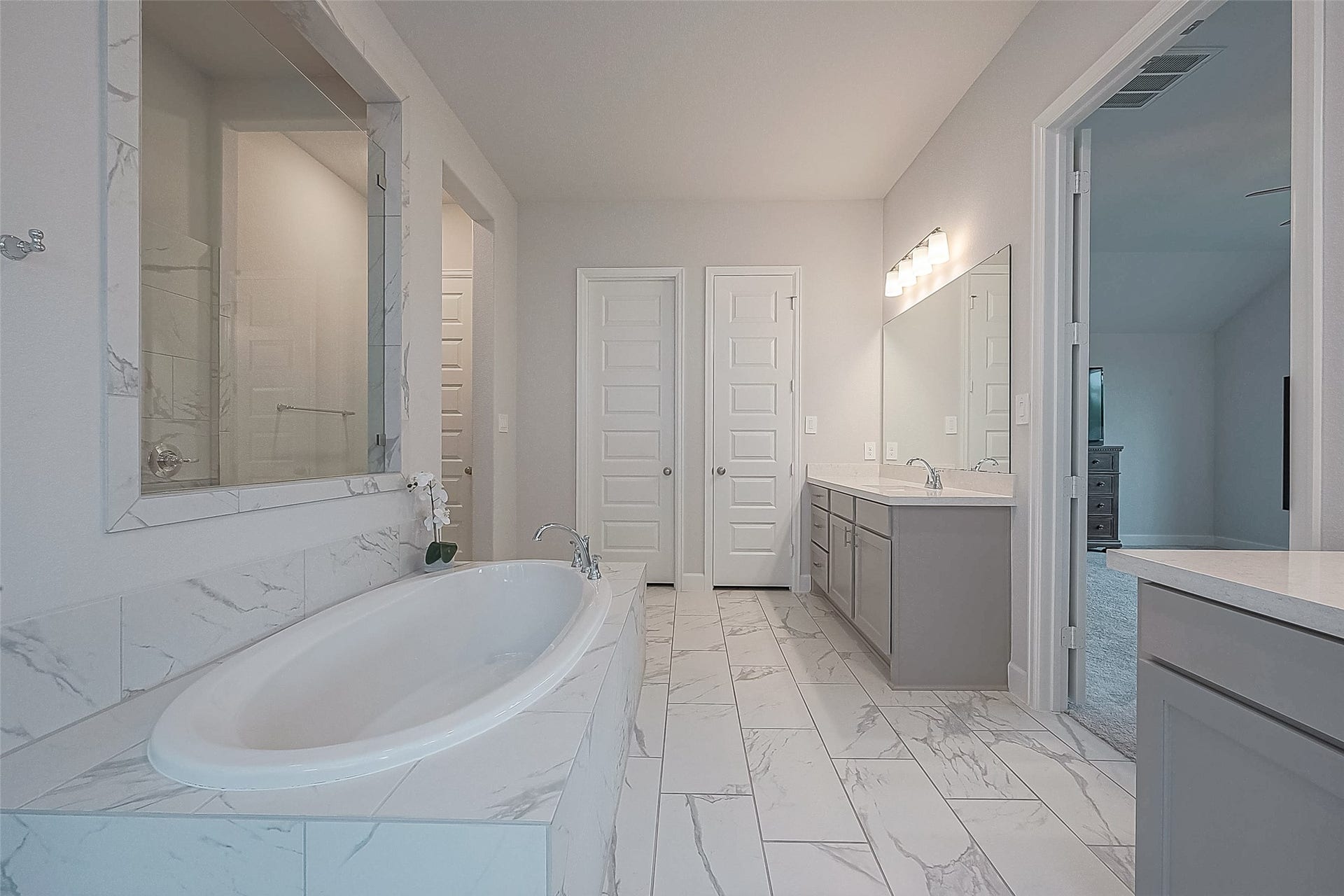 29042 Hauter Way, Fulshear, TX 77441 Primary bath with garden tub and separate shower