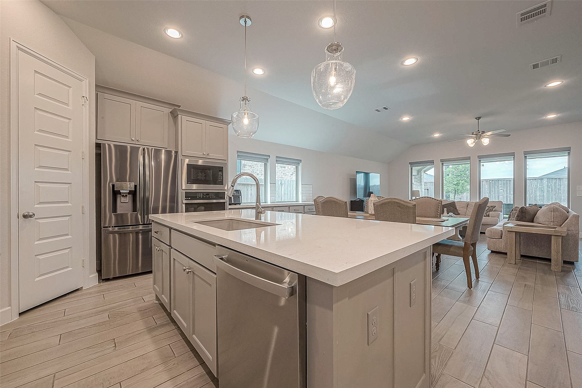 29042 Hauter Way, Fulshear, TX 77441 Spacious kitchen with large center island and ample cabinetry